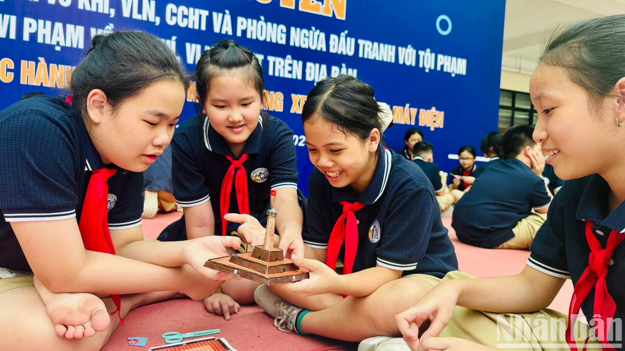 值得注意的是,展览的“热度”并没有停留在《人民报》社总部内。河内多所学校还使用10月10日《人民报》副刊,让学生体验旗杆模型的切割和组装。 值得注意的是,展览的“热度”并没有停留在《人民报》社总部内。河内多所学校还使用10月10日《人民报》副刊,让学生体验旗杆模型的切割和组装。