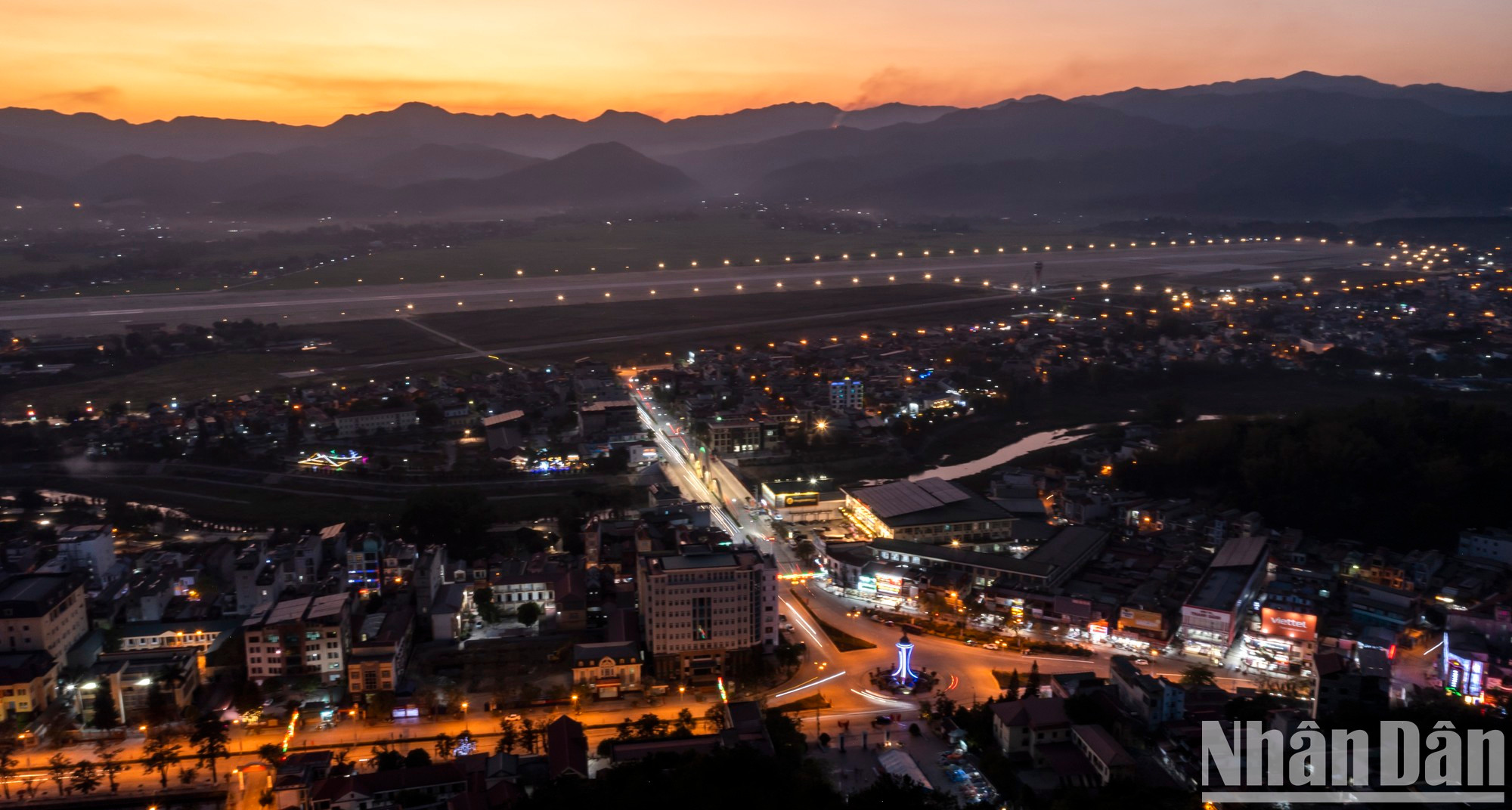 奠边府市夜景。 奠边府市夜景。