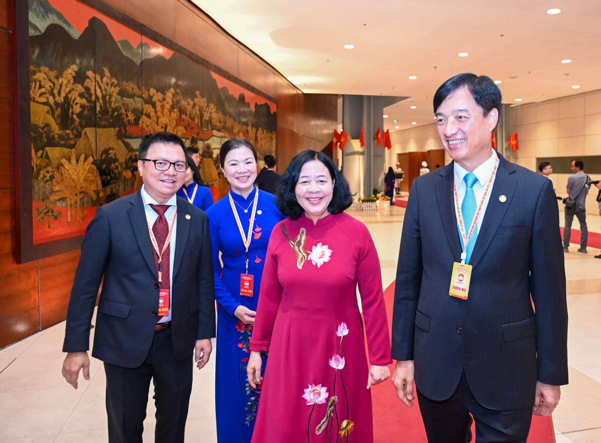 各位代表出席大会。