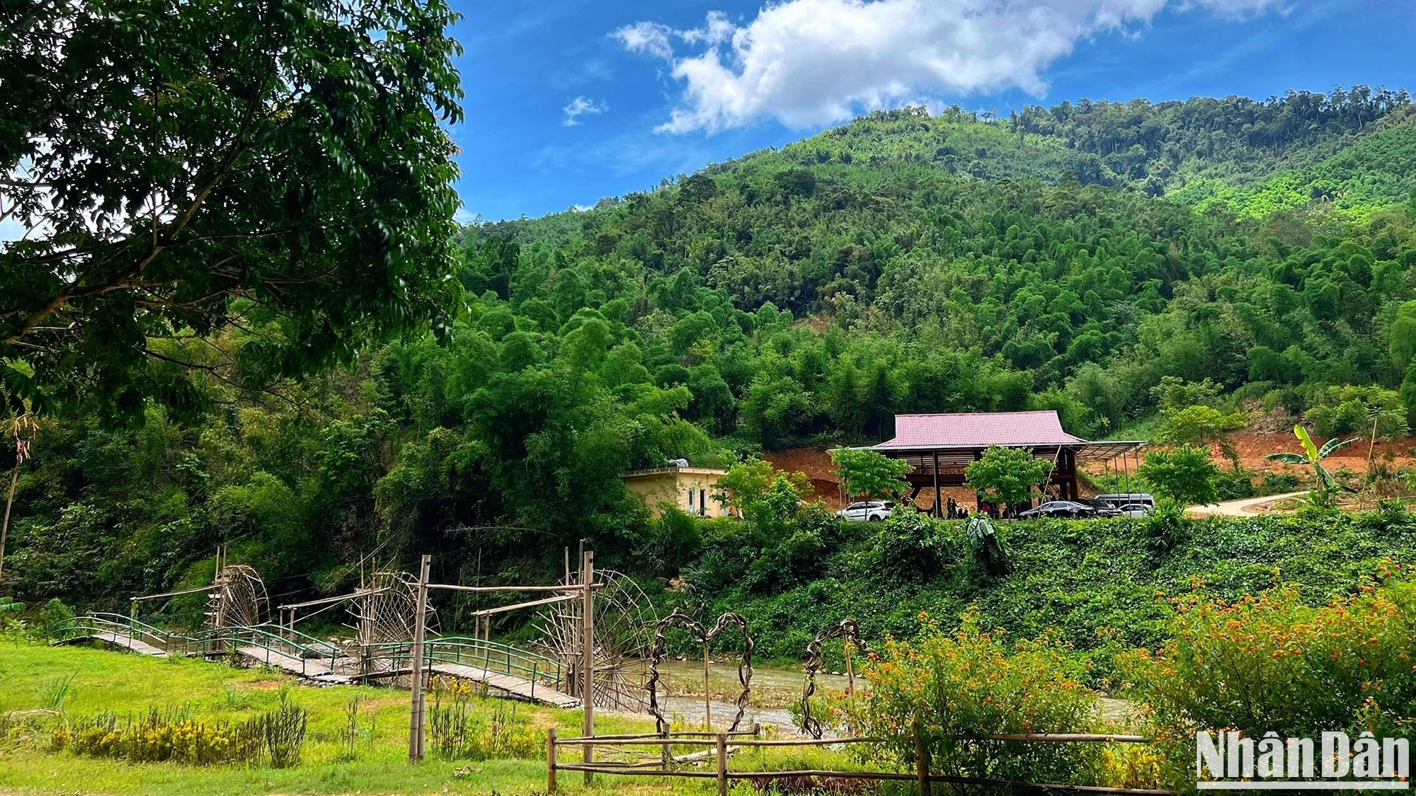 在参观波供洞行程中,游客可以在旁边清凉的夏(Xia)溪边游玩、放松,品尝当地美食。 在参观波供洞行程中,游客可以在旁边清凉的夏(Xia)溪边游玩、放松,品尝当地美食。
