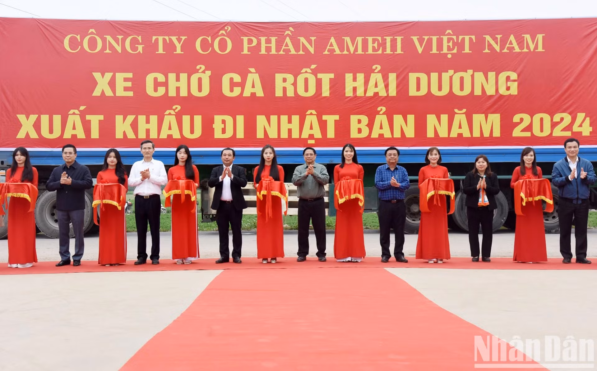 越南政府总理范明正在德正乡为甲辰年出口第一批胡萝卜剪彩。