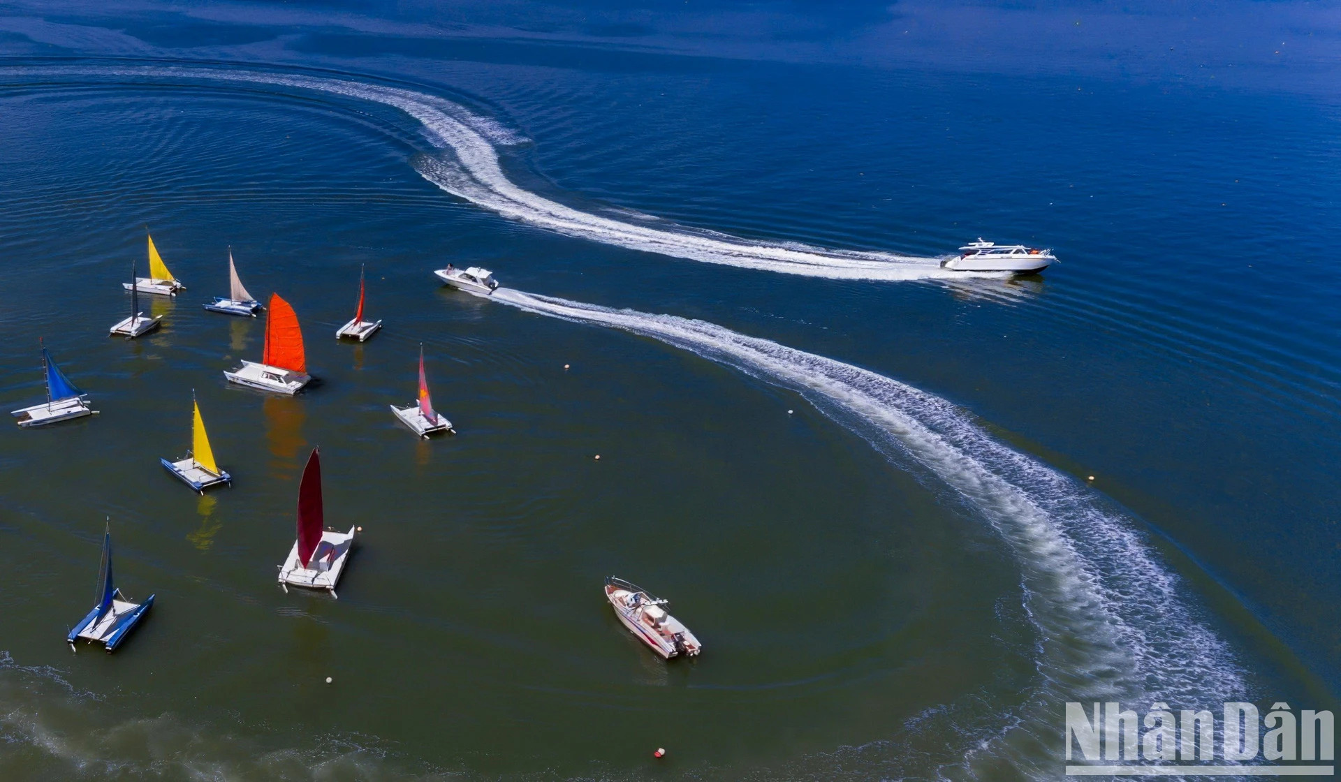 发展海上旅游业给沿海省市带来非常高的经济价值。 发展海上旅游业给沿海省市带来非常高的经济价值。