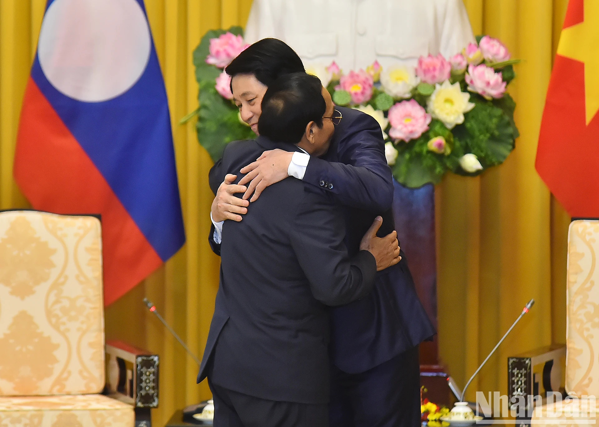 梁强主席欢迎老挝人民革命党中央政治局委员、中央书记处常务书记兼老挝国家副主席本通·吉玛尼。 梁强主席欢迎老挝人民革命党中央政治局委员、中央书记处常务书记兼老挝国家副主席本通·吉玛尼。