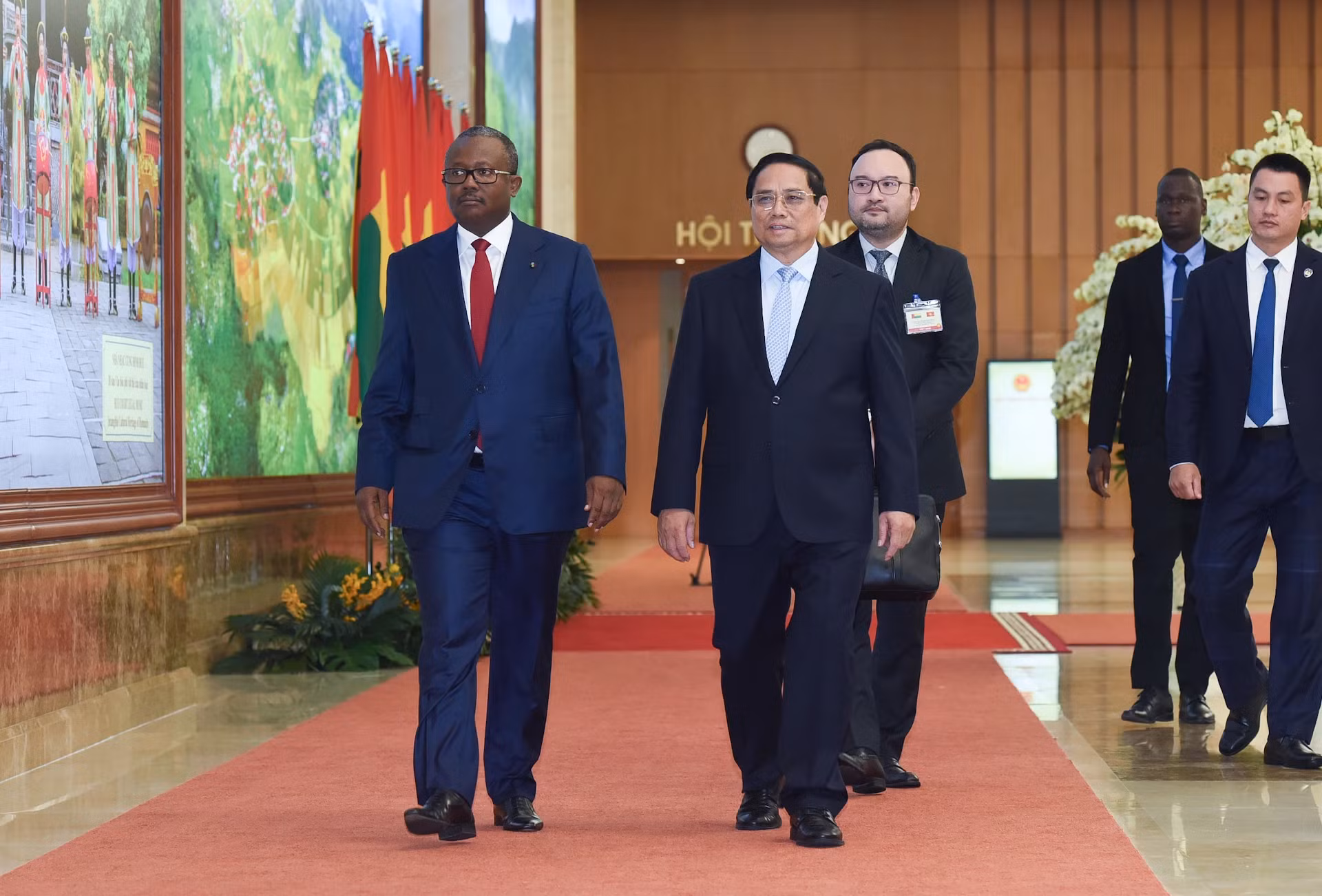 越南政府总理范明正与几内亚比绍共和国总统恩巴洛。