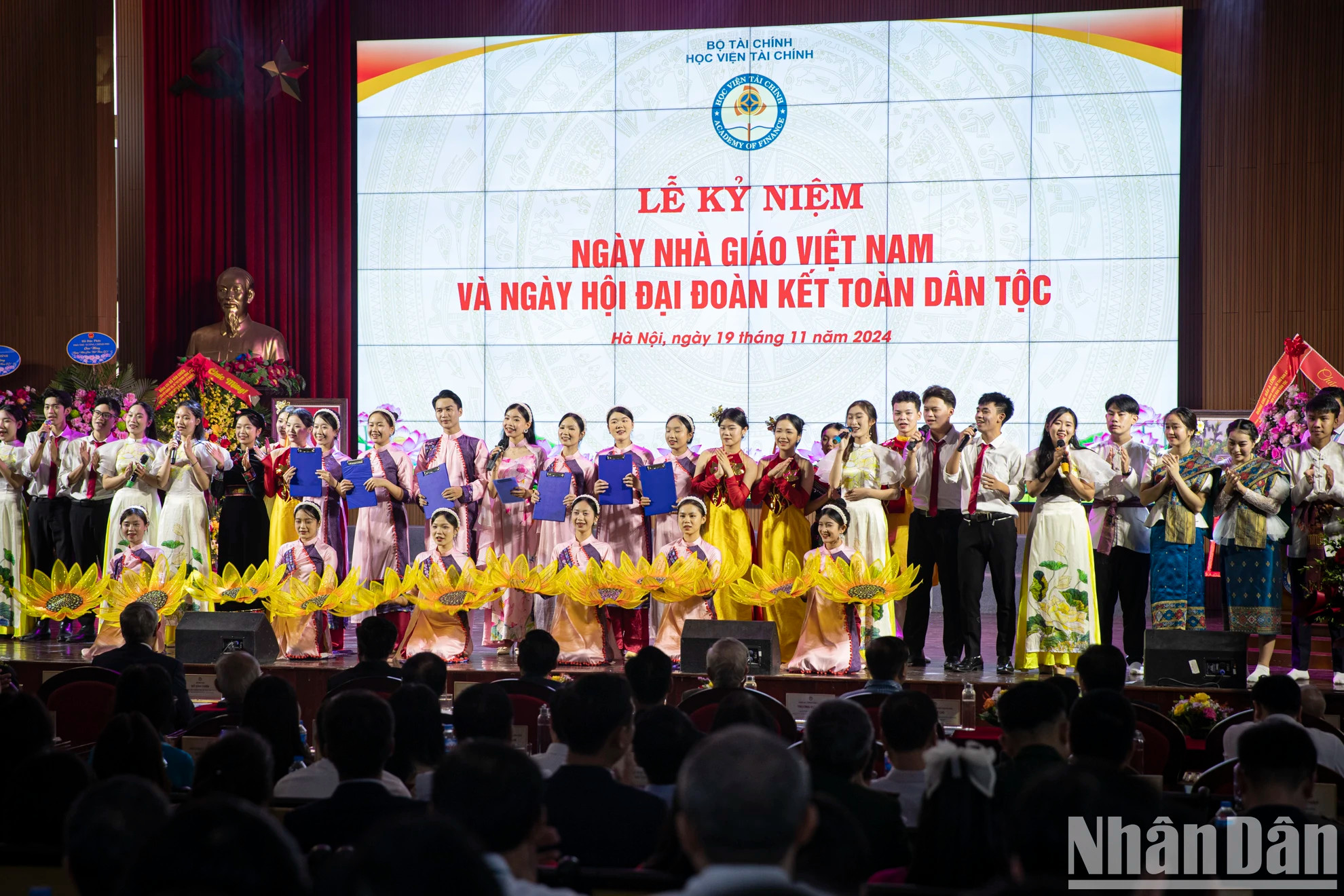 纪念仪式上的文艺节目。