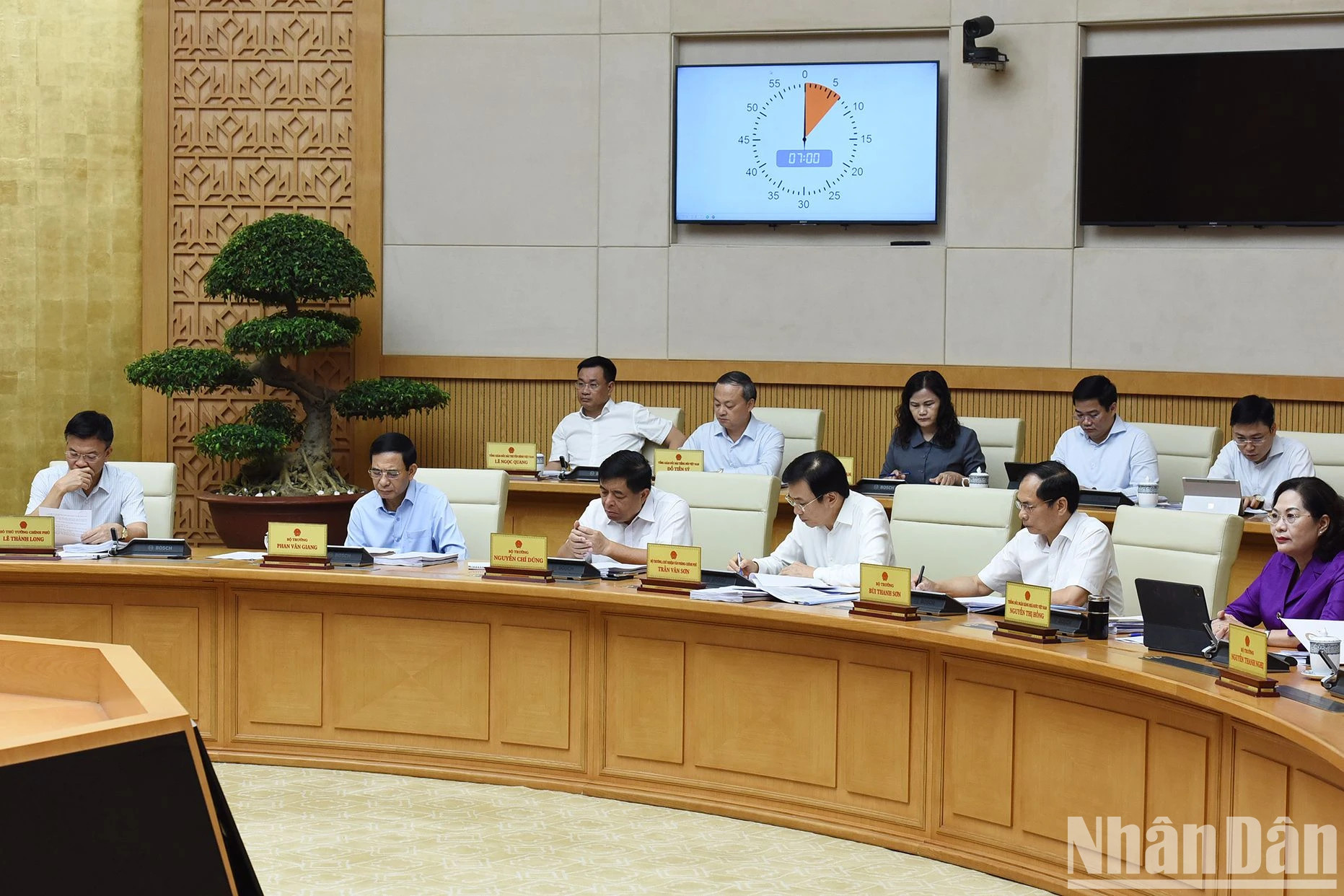 各位政府副总理和领导代表出席会议。