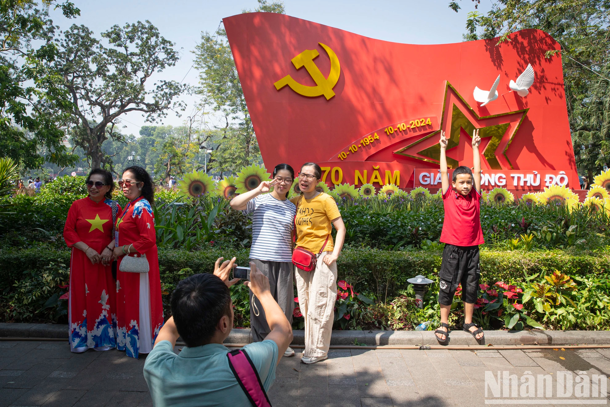 人民与庆祝首都解放70周年的微缩模型合影。