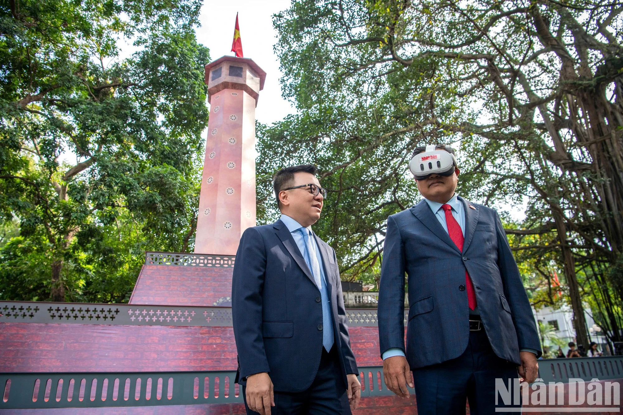 黎国明同志表示,值此首都解放70周年(1954.10.10~2024.10.10)之际,经过近半年精心、有条不紊、周全地准备,《人民报》社举行了专题宣传活动,推出关于河内的深度知识专栏。 黎国明同志表示,值此首都解放70周年(1954.10.10~2024.10.10)之际,经过近半年精心、有条不紊、周全地准备,《人民报》社举行了专题宣传活动,推出关于河内的深度知识专栏。