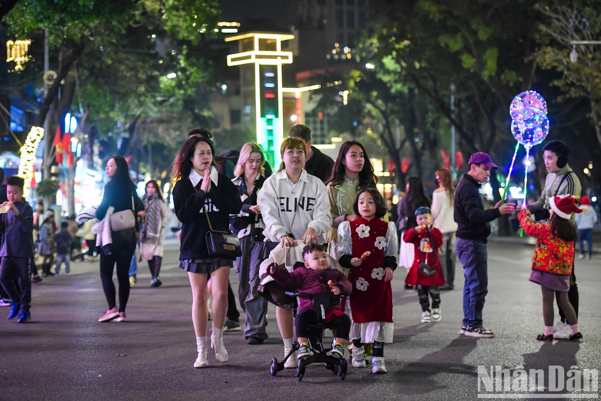 “每年我们都会一起去还剑湖看烟花喜迎新年。”住在巴亭郡玉河街的花女士分享到。