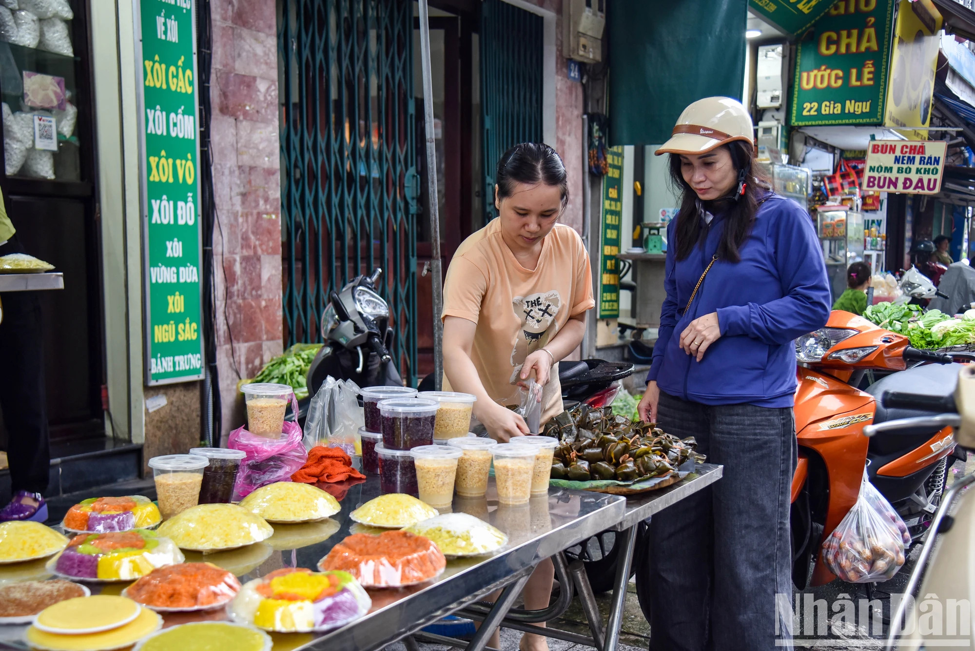 上午8点,天气转凉,市场里买家卖家熙熙攘攘。 上午8点,天气转凉,市场里买家卖家熙熙攘攘。