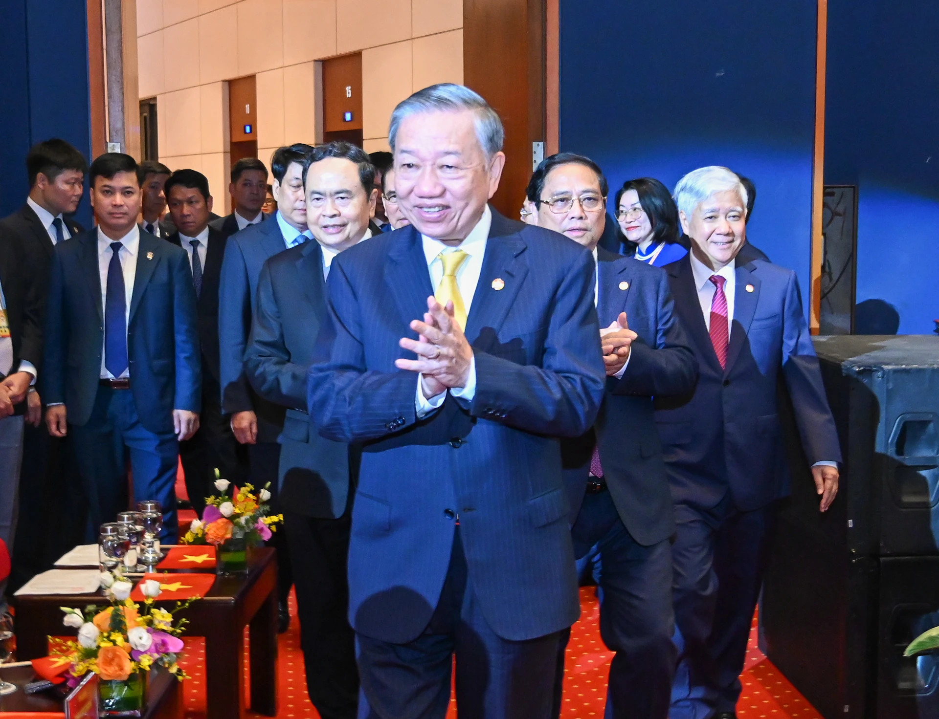 苏林总书记、国家主席，范明正总理，国会主席陈青敏等党和国家领导人出席大会开幕式。