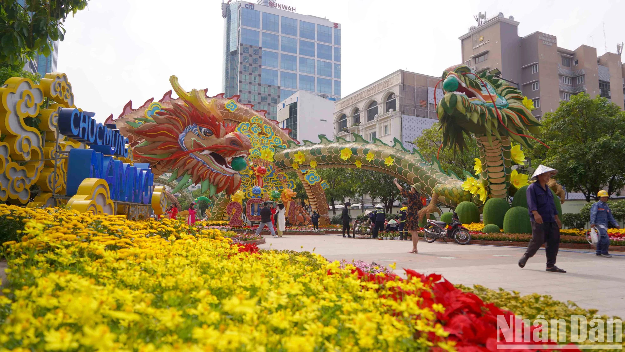 特别是迎宾门的一对龙吉祥物的头部可以转动,打造出吉祥物的独特亮点。 特别是迎宾门的一对龙吉祥物的头部可以转动,打造出吉祥物的独特亮点。