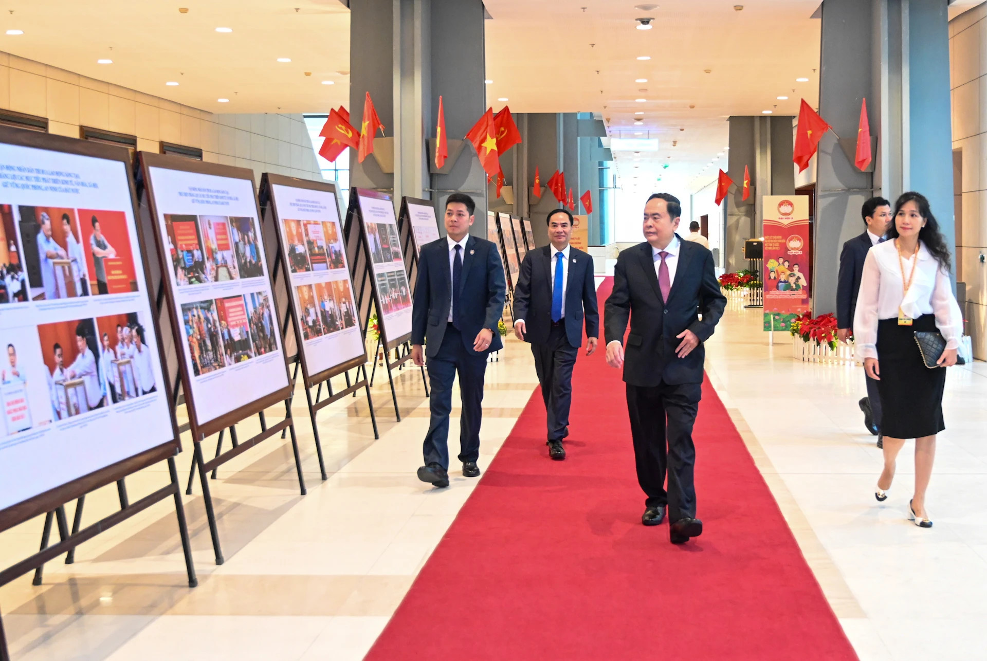 国会主席陈青敏出席大会。