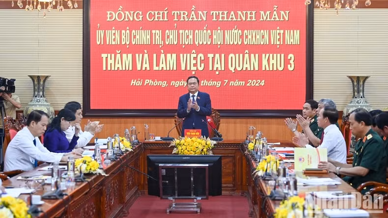 国会主席陈青敏与第三军区司令部主持工作会议。