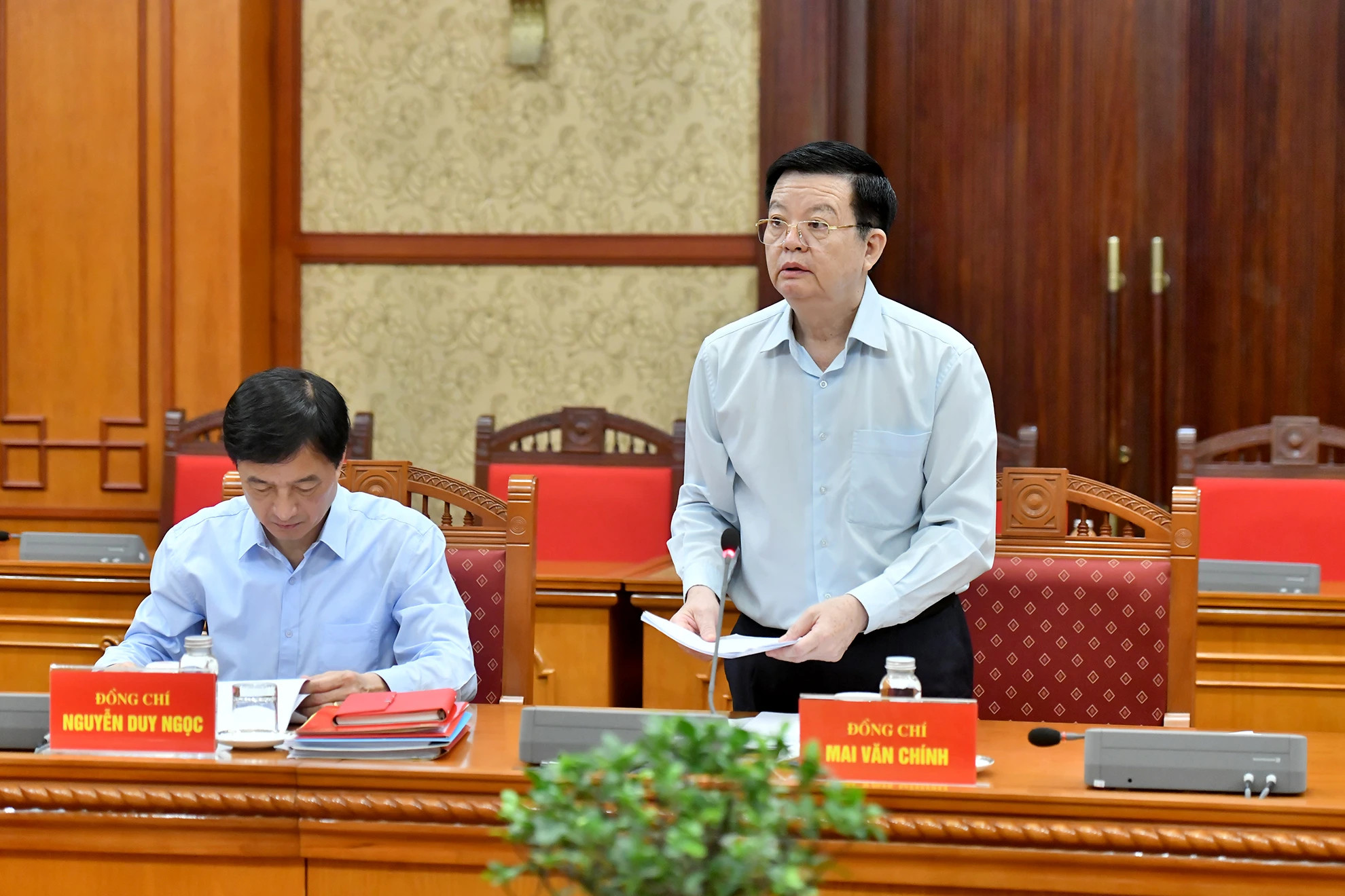 中央组织部常务副部长梅文正在会上作报告。