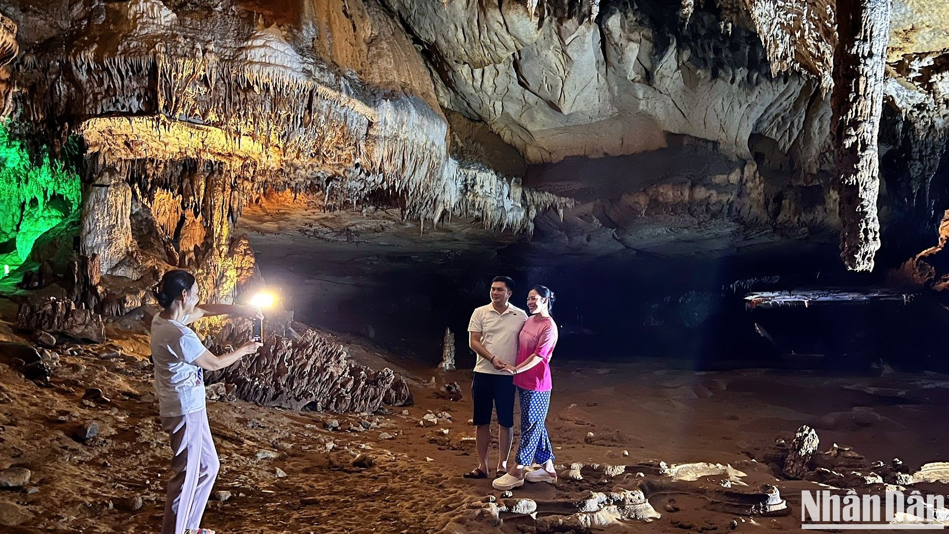 游客在洞穴里拍摄留念。 游客在洞穴里拍摄留念。