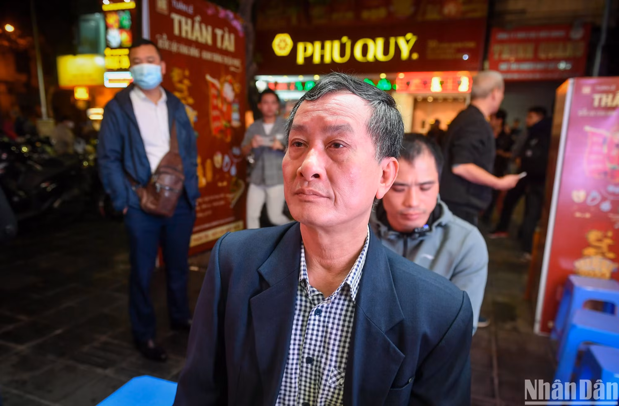 作为最早来到河内市陈仁宗街宝信明珠黄金店的人之一，苏和平先生（68岁）表示，12年来，他一直保持着在这一天购买黄金的习惯，希望能够得到好运、财富和健康。
