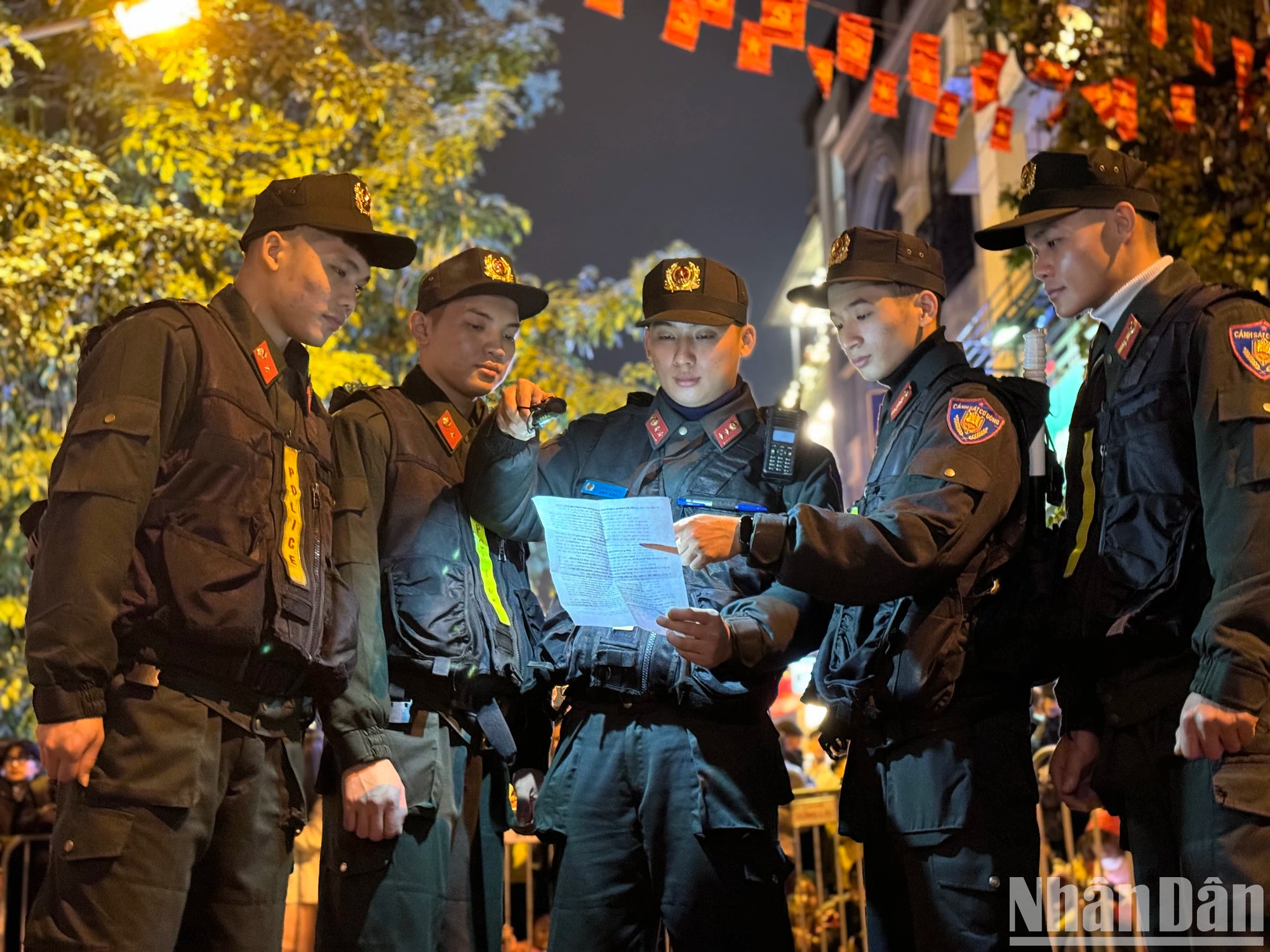 流动警察也在场，准备部署计划，以确保人们喜迎春节的安全。