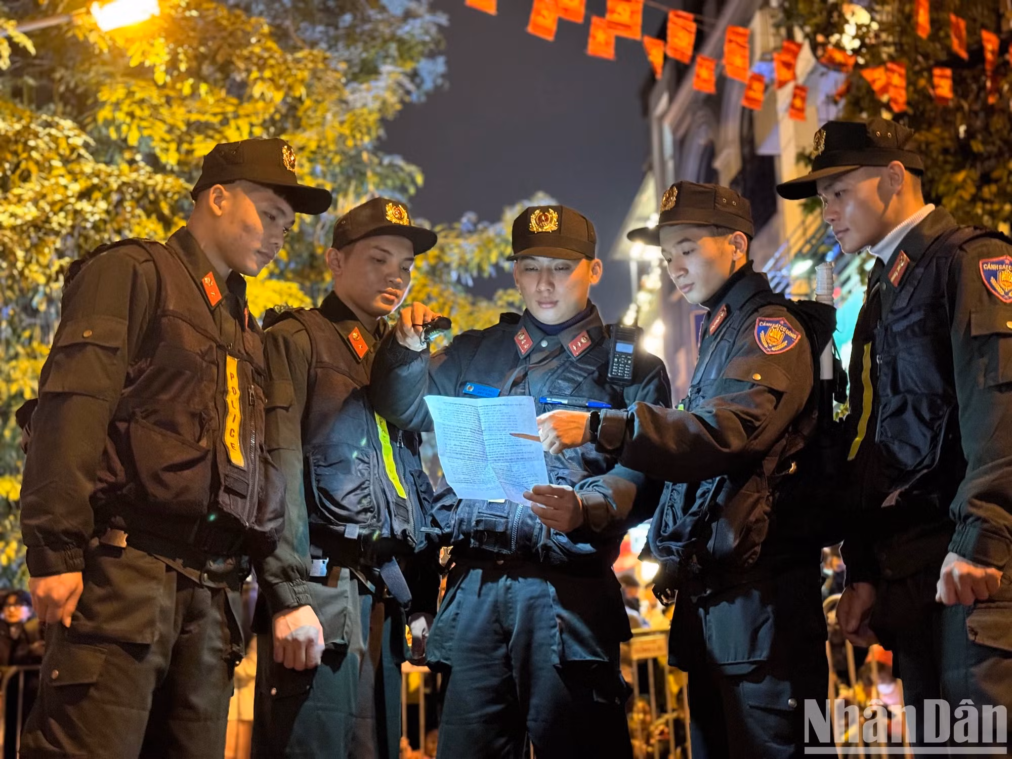 流动警察也在场，准备部署计划，以确保人们喜迎春节的安全。