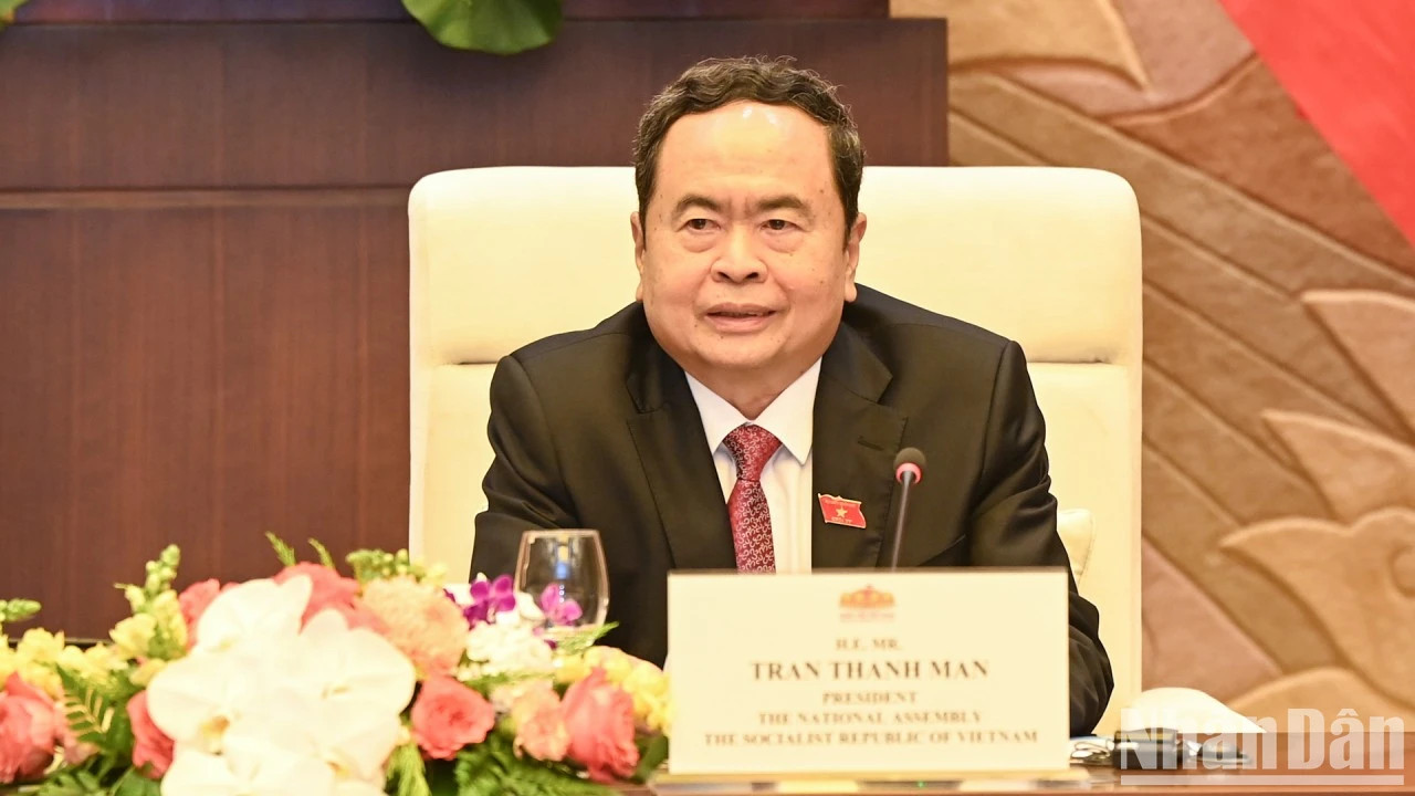 越南国会主席陈青敏在会上发表讲话。 越南国会主席陈青敏在会上发表讲话。