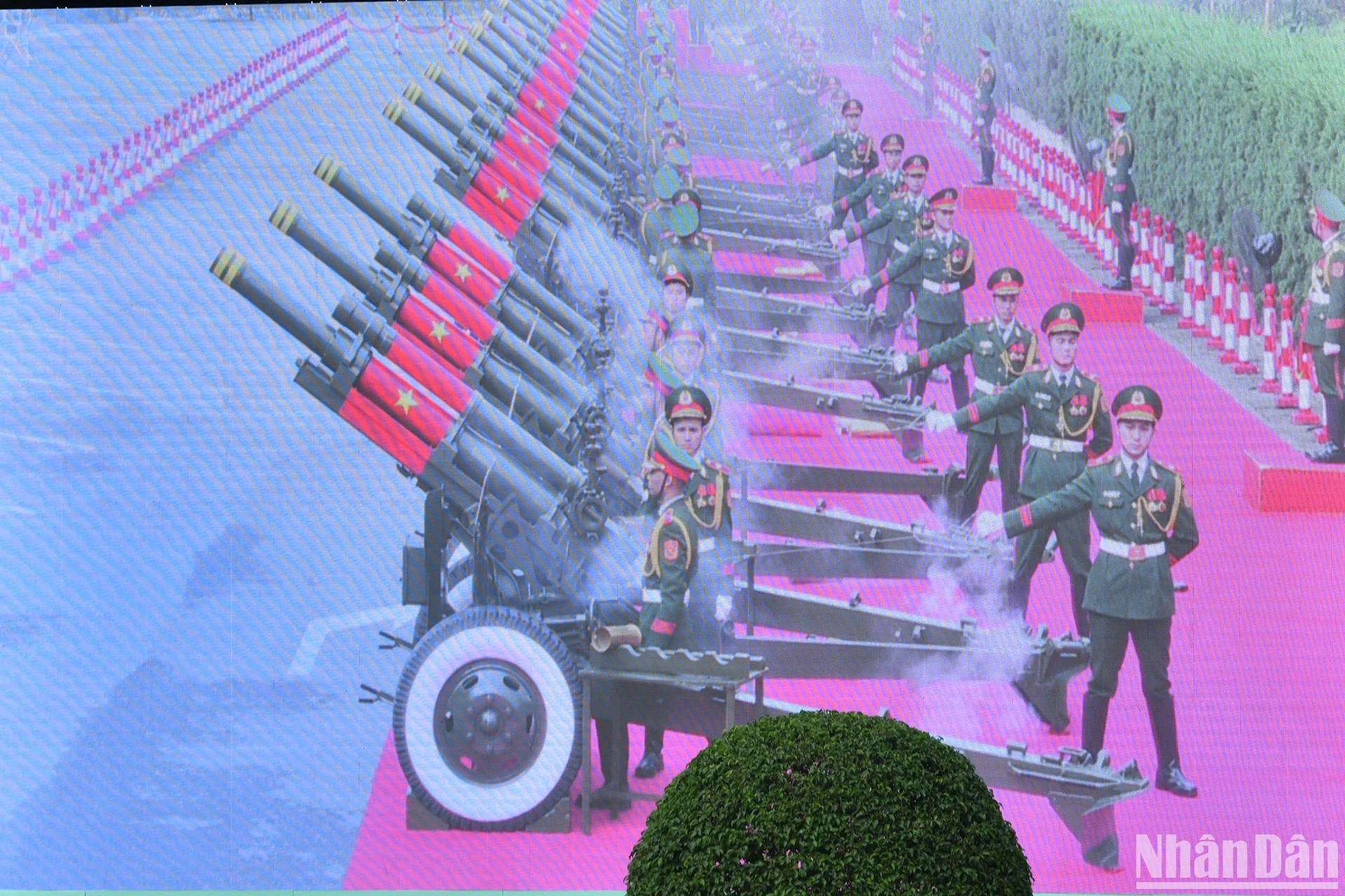 鸣炮仪式欢迎德国总统弗兰克-瓦尔特·施泰因迈尔访问越南。 鸣炮仪式欢迎德国总统弗兰克-瓦尔特·施泰因迈尔访问越南。