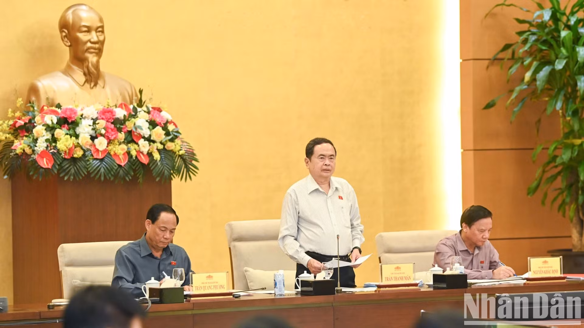 国会主席陈青敏在会上发表结论性讲话。