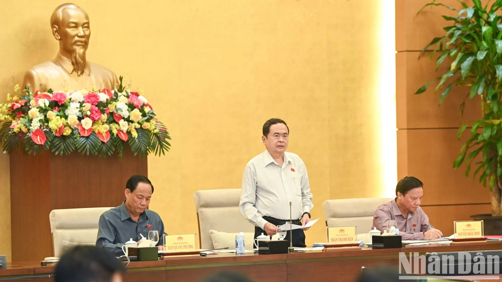 国会主席陈青敏在会上发表结论性讲话。