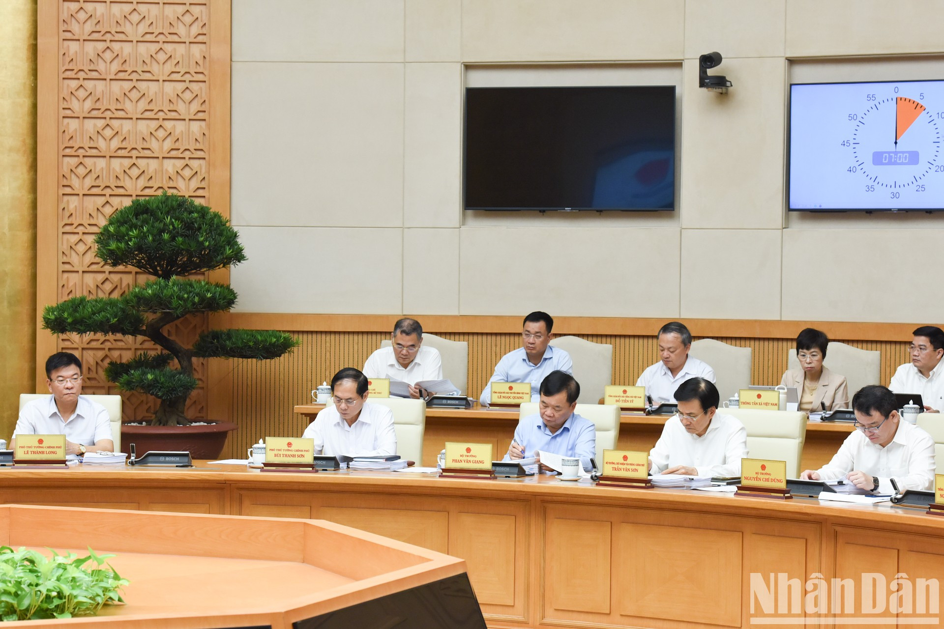 各位代表出席会议。 各位代表出席会议。