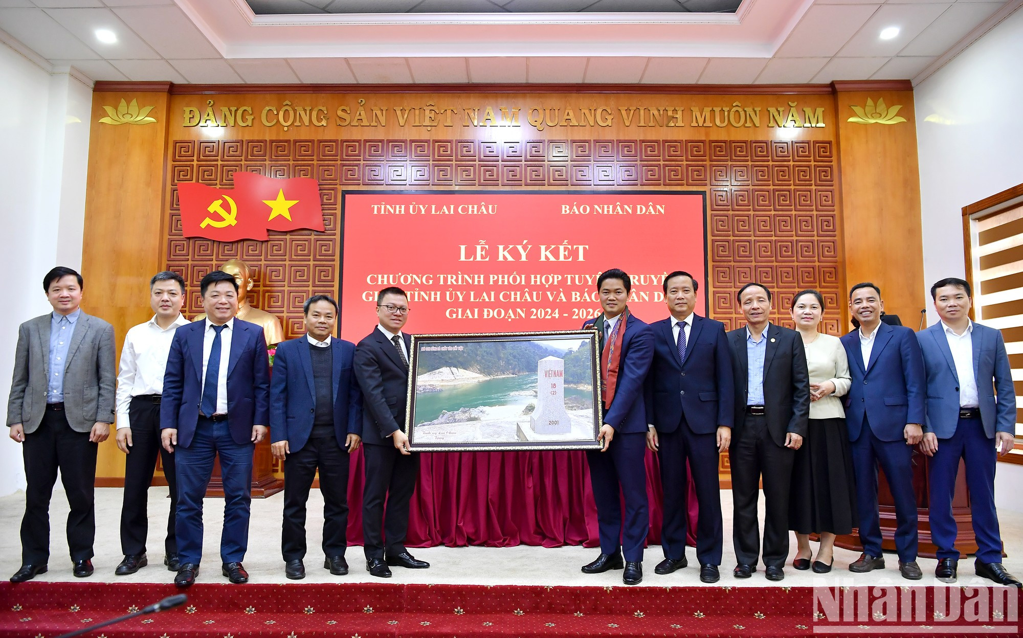 莱州省向《人民报》社赠送纪念品。