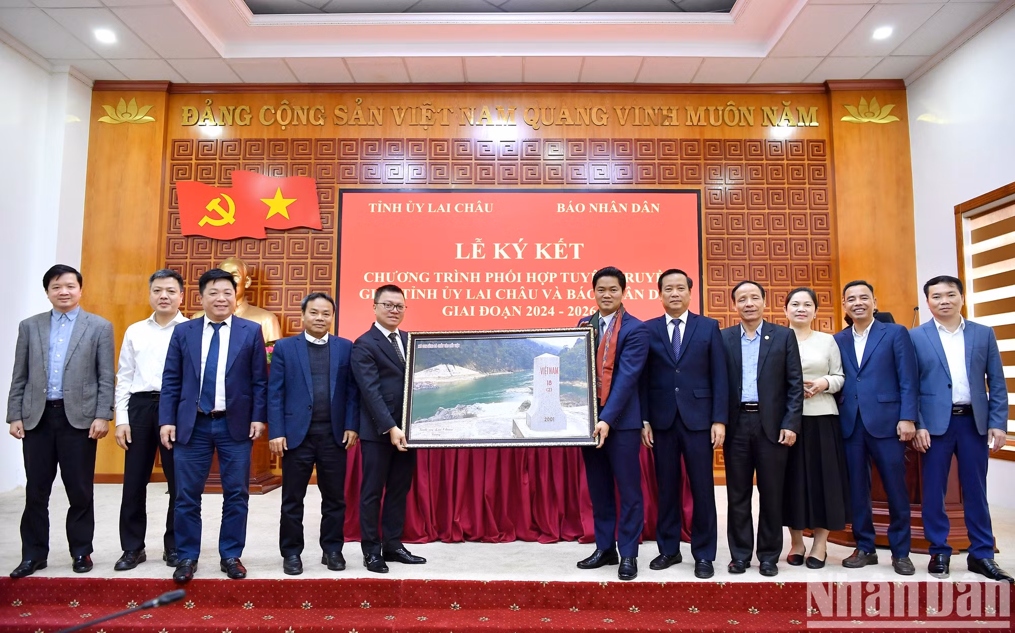莱州省向《人民报》社赠送纪念品。