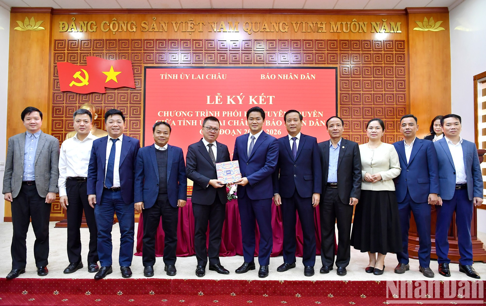 《人民报》社总编辑黎国明向莱州省省委常务副书记武孟河赠送纪念品。