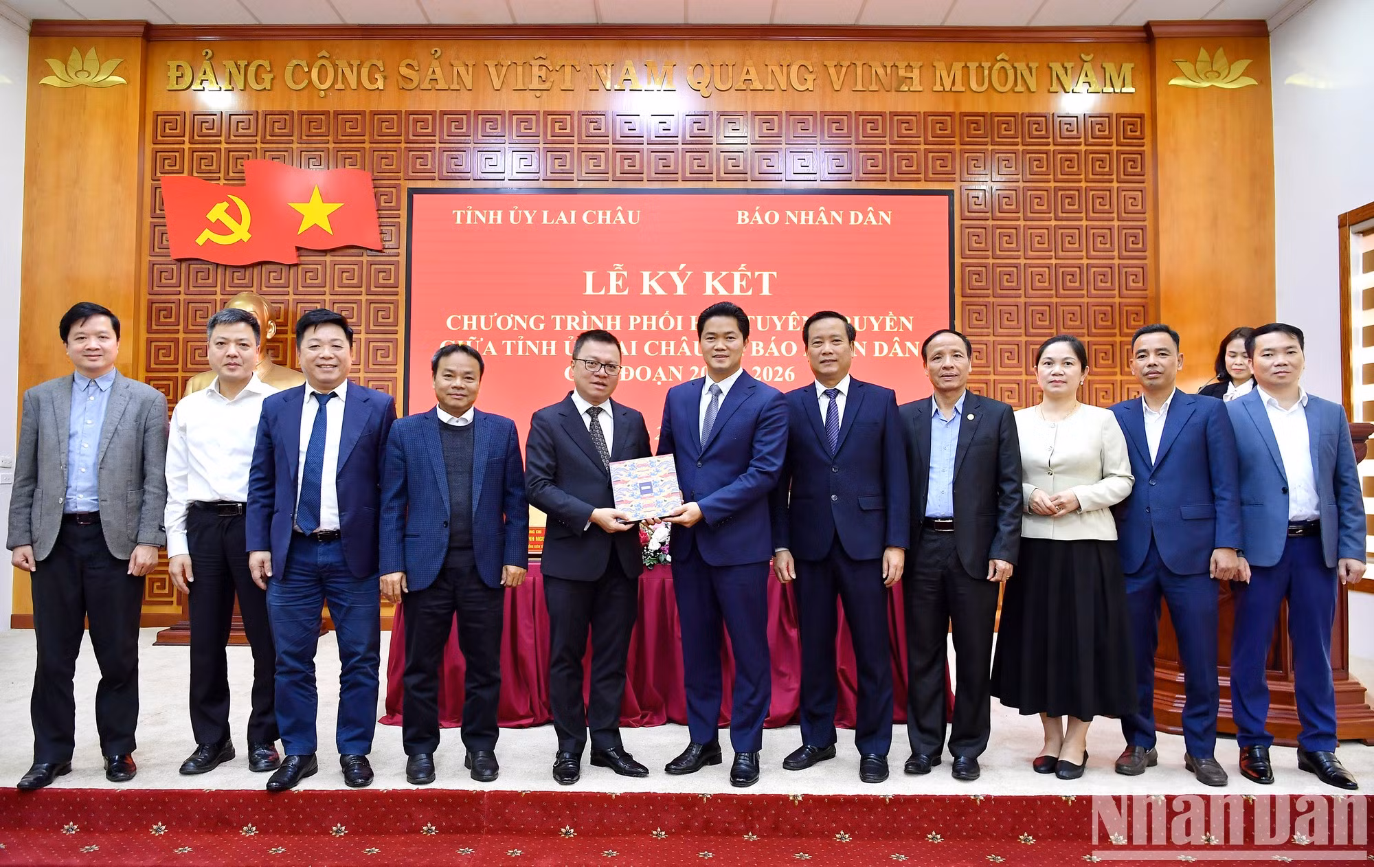 《人民报》社总编辑黎国明向莱州省省委常务副书记武孟河赠送纪念品。