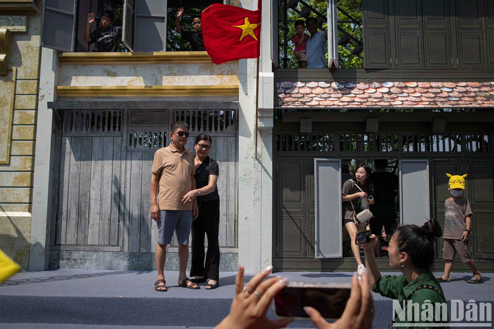 河内市门、升龙皇城端门、龙边桥、河内旗台等许多著名地标吸引了大量游客和民众参观和拍照。