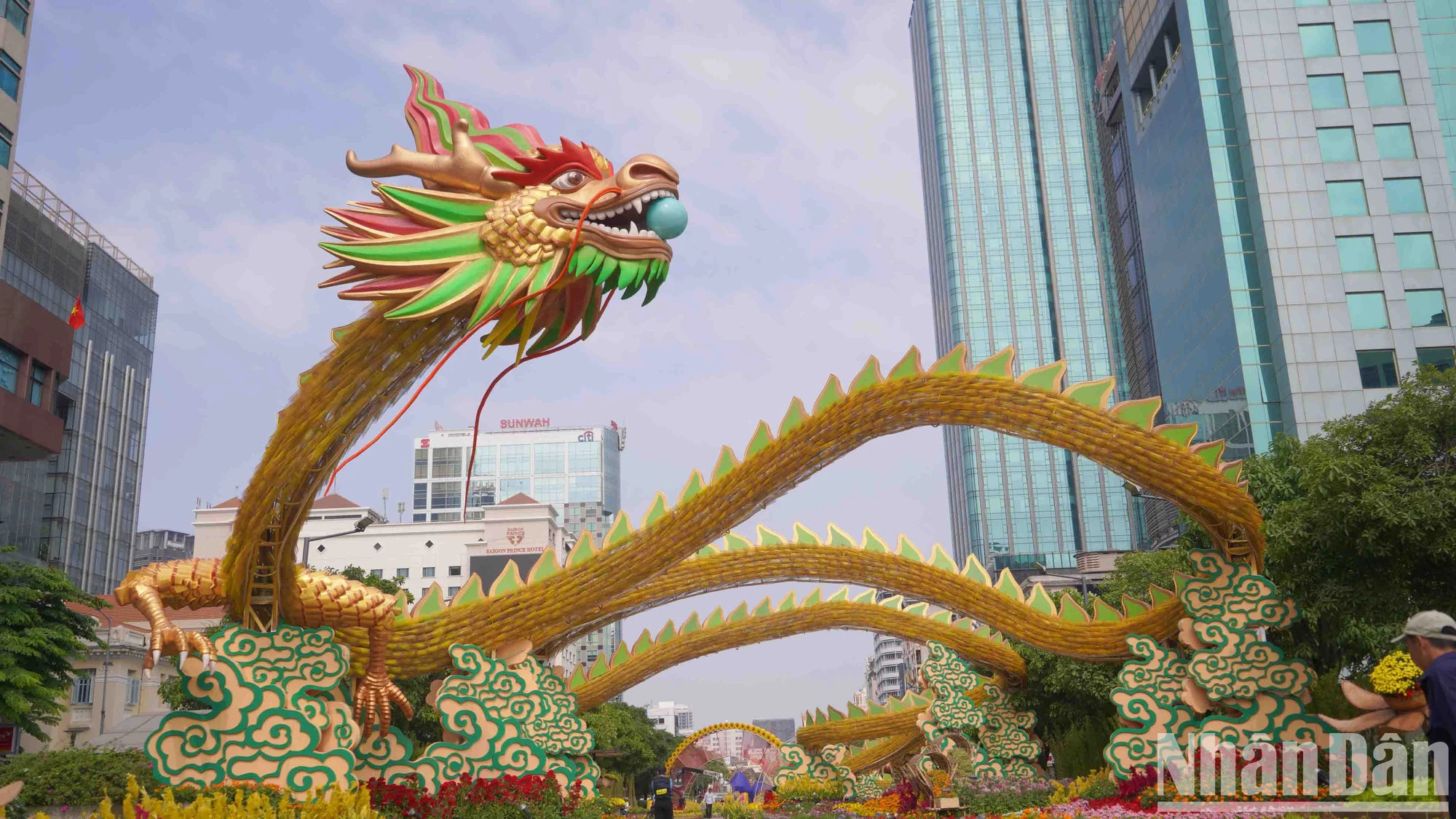 除此之外,阮惠花街还以康乃馨、天竺葵、芍药、鸡冠花、秋海棠等99种花卉的红、橙、黄3种主要色彩来布置。 除此之外,阮惠花街还以康乃馨、天竺葵、芍药、鸡冠花、秋海棠等99种花卉的红、橙、黄3种主要色彩来布置。