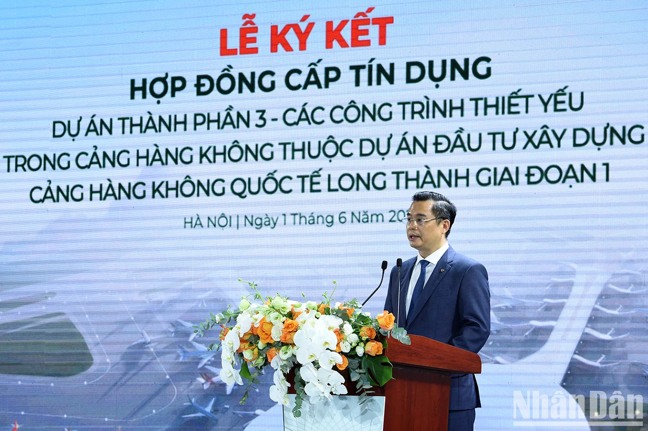 越南外贸股份商业银行总经理阮青松在仪式上发言。 越南外贸股份商业银行总经理阮青松在仪式上发言。