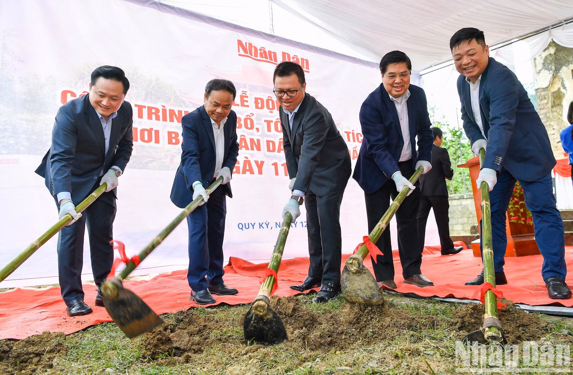 《人民报》社领导进行动工仪式。 《人民报》社领导进行动工仪式。