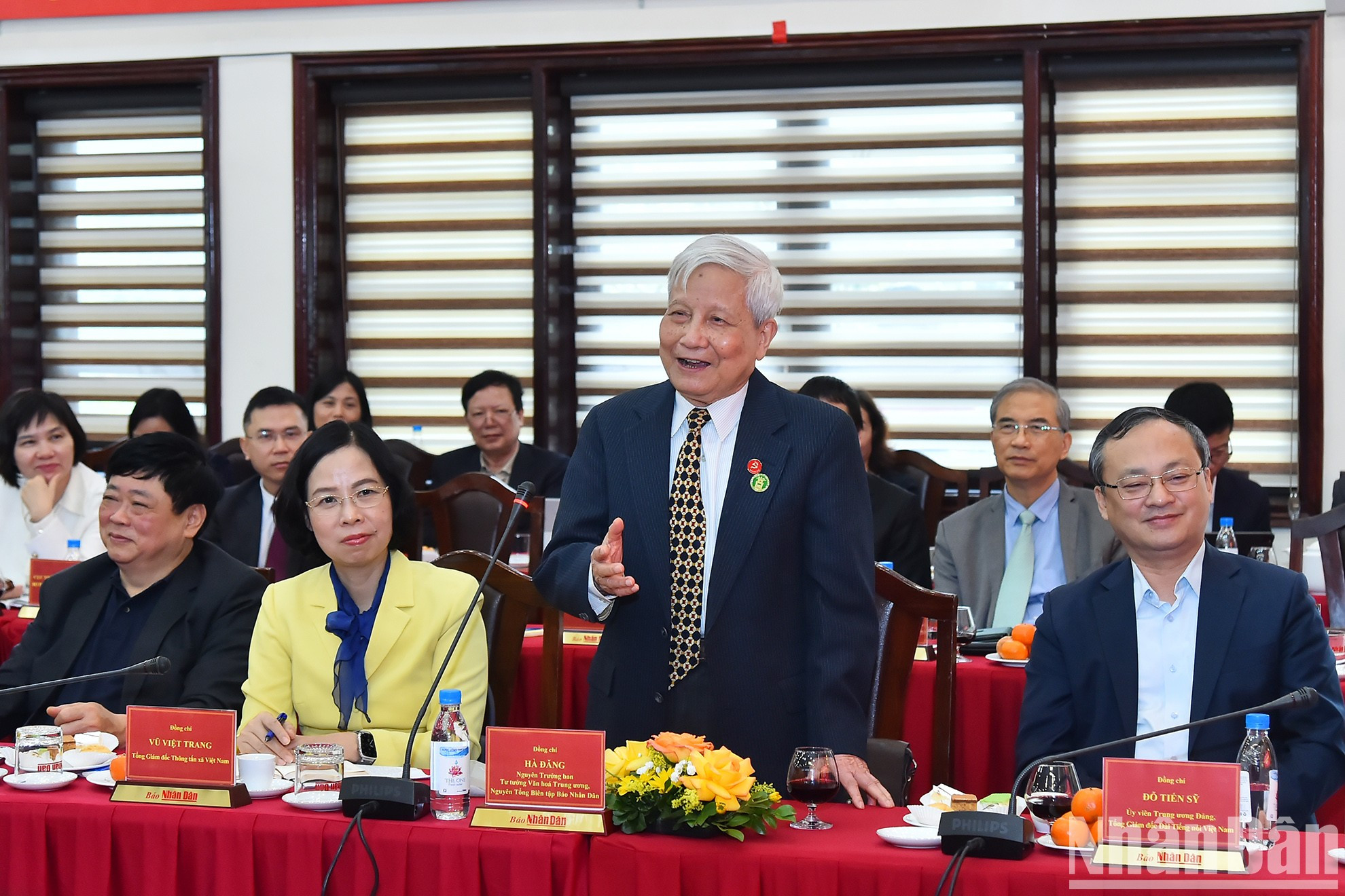 资深老新闻工作者何登在2024甲辰年春节新闻工作会议上发表讲话。 资深老新闻工作者何登在2024甲辰年春节新闻工作会议上发表讲话。