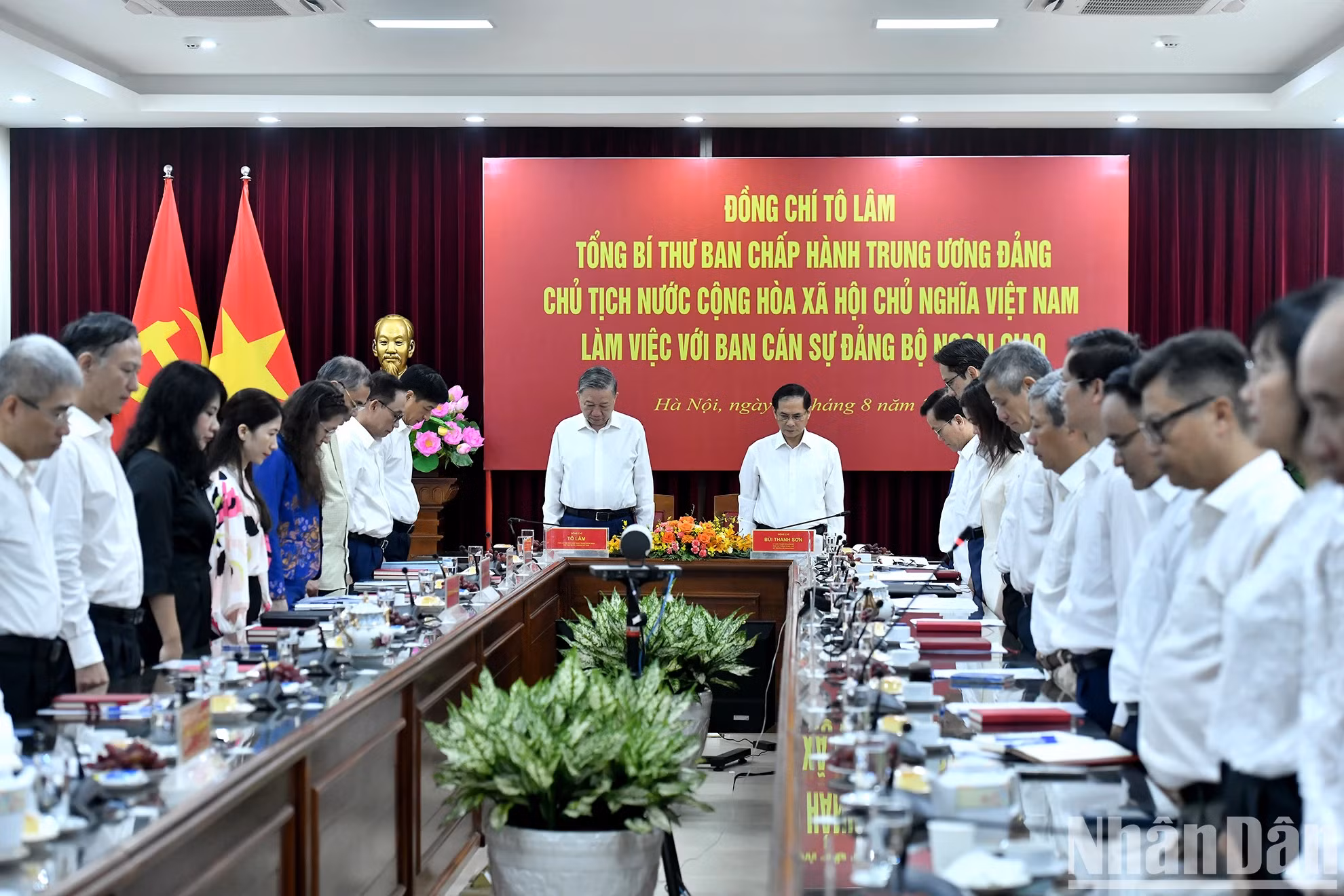 苏林总书记、国家主席及代表们为已故总书记阮富仲默哀一分钟。