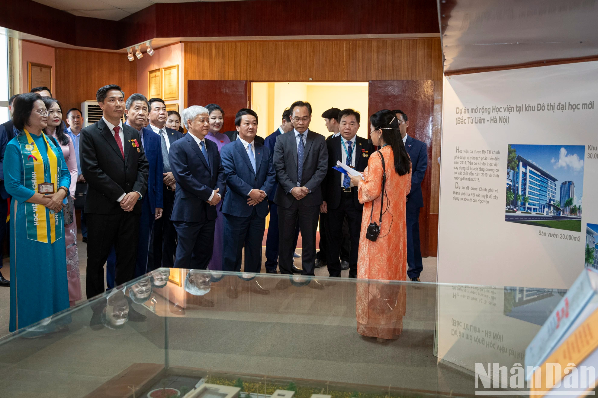 代表团参观财政学院的历史展示厅。