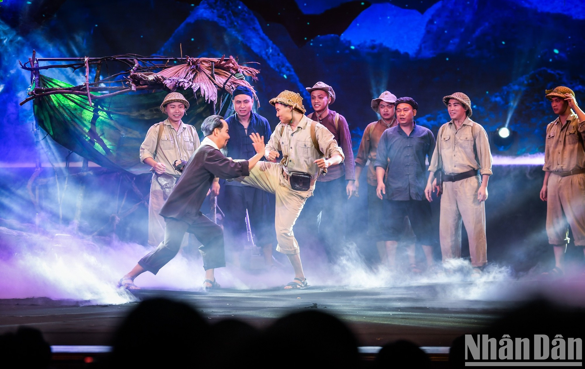 他老人家始终高度弘扬民族大团结力量和顽强不屈的英雄精神，使越南革命取得伟大成就。