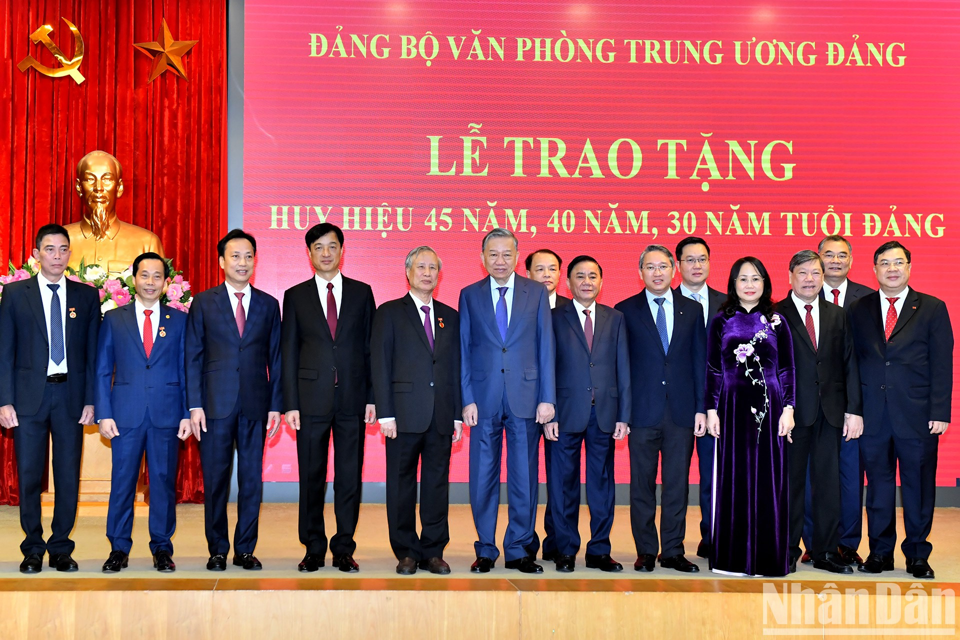 苏林总书记同各位代表合影。