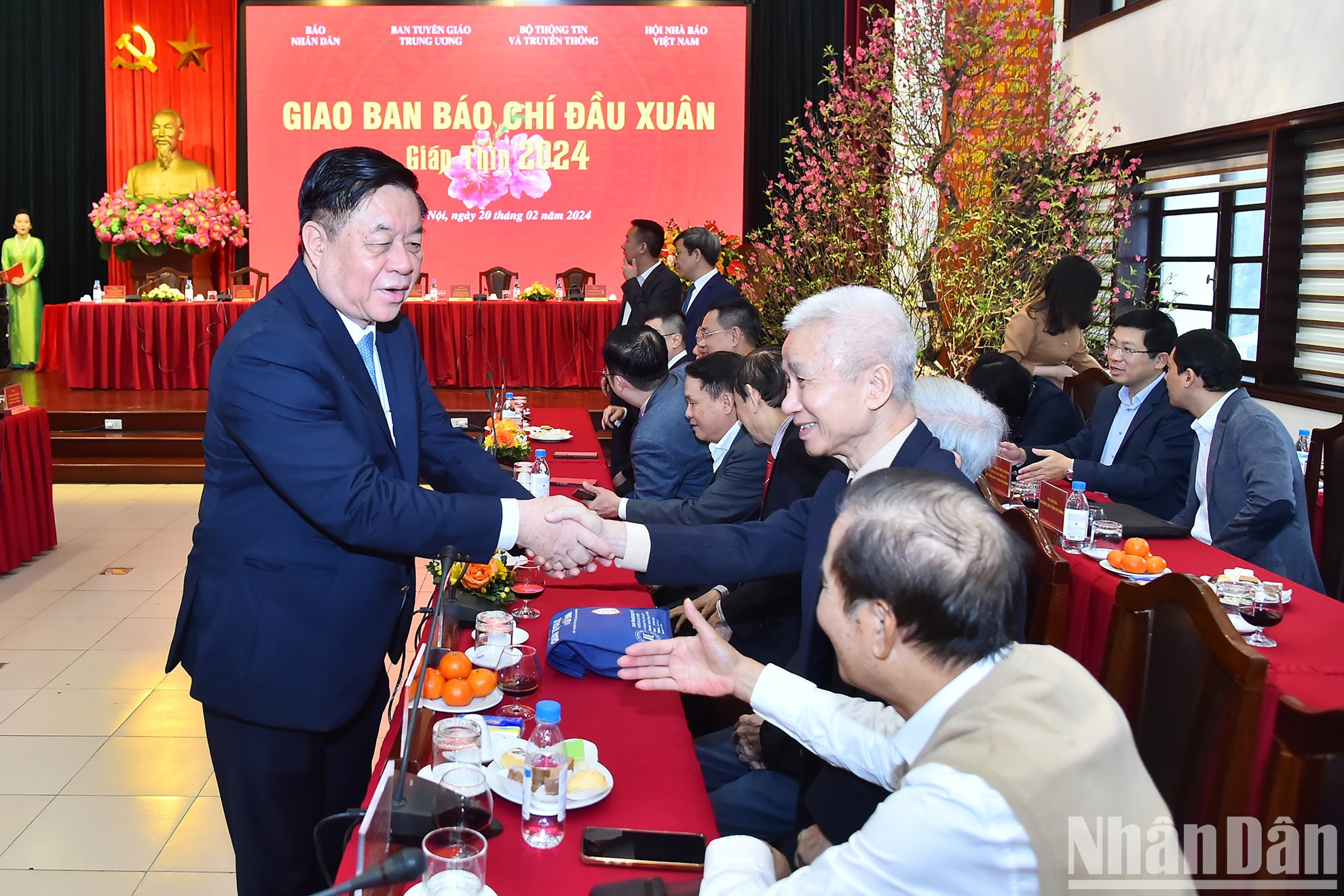 阮重义部长同各位代表握手。 阮重义部长同各位代表握手。