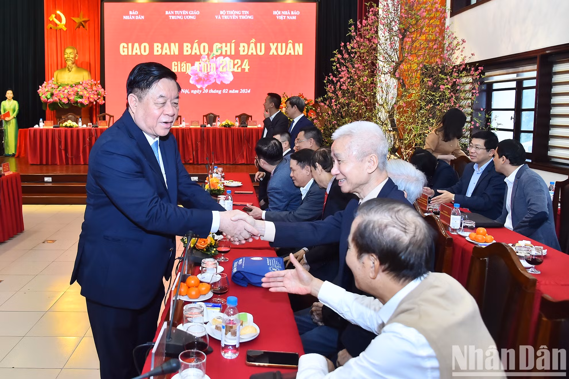 阮重义部长同各位代表握手。