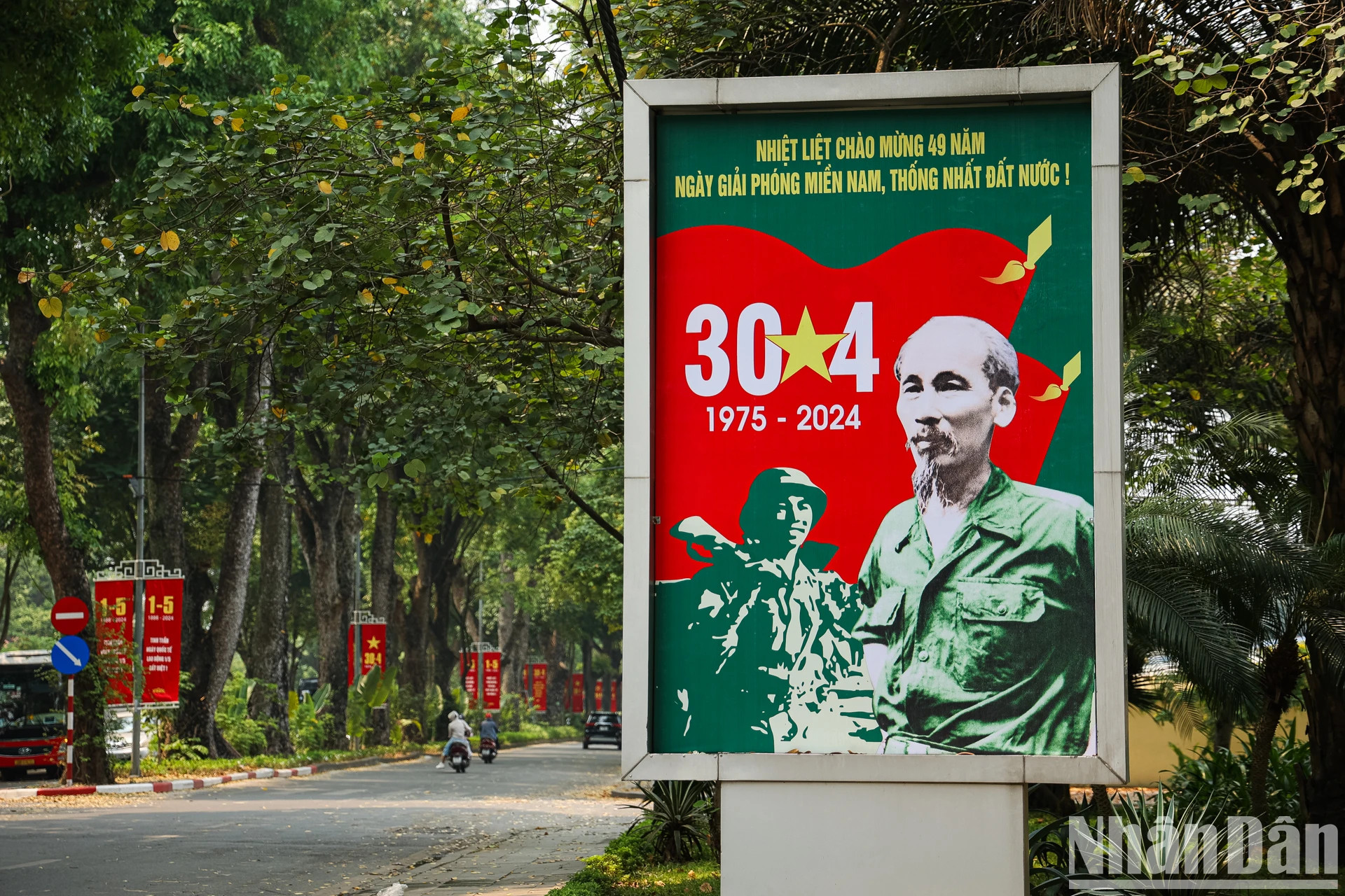 河内的大街小巷处处洋溢着国家统一的气氛。 河内的大街小巷处处洋溢着国家统一的气氛。