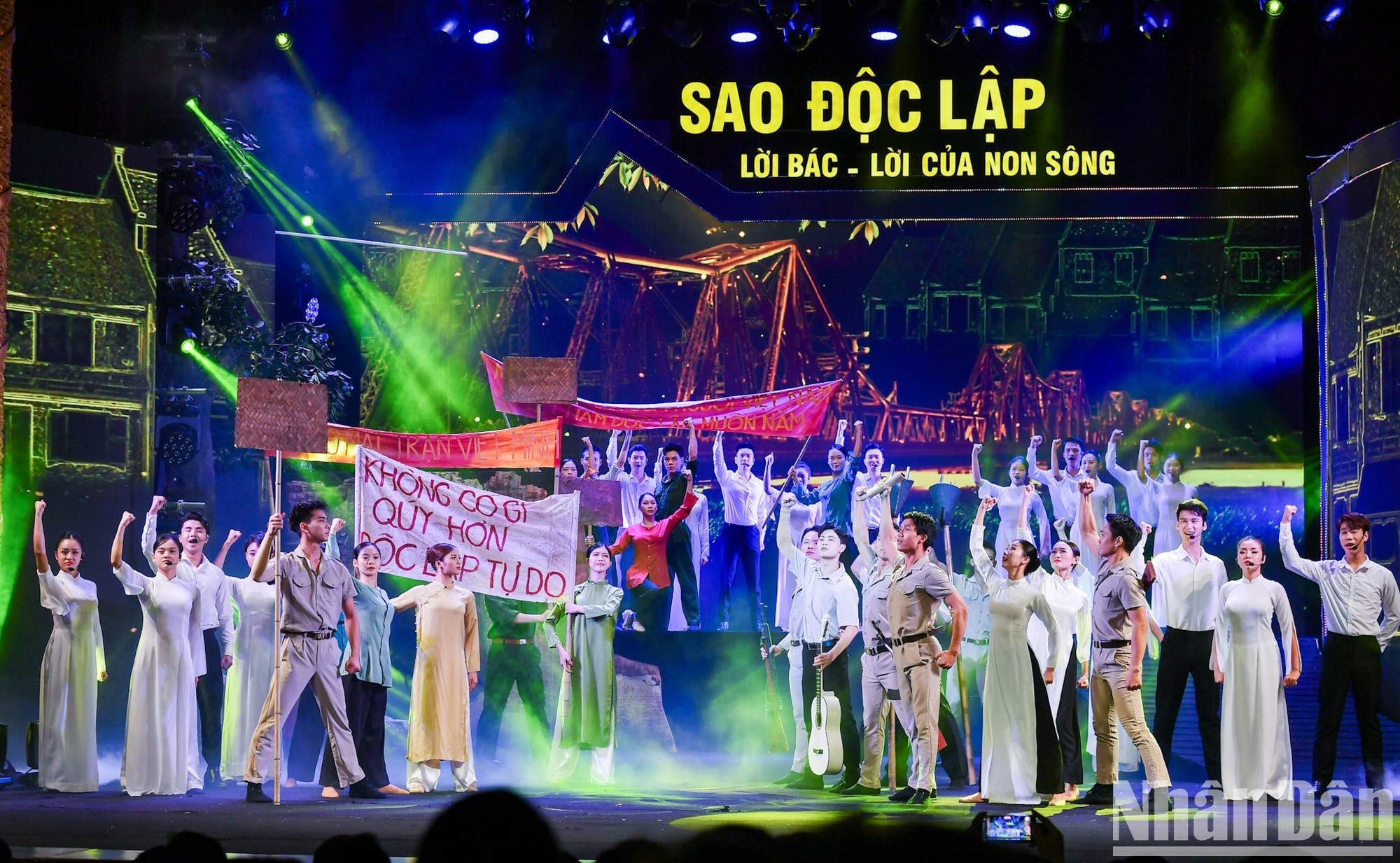所有表演节目都充满了对祖国的热爱，表达了每个越南人为建设、发展和保护祖国做出贡献的愿望。