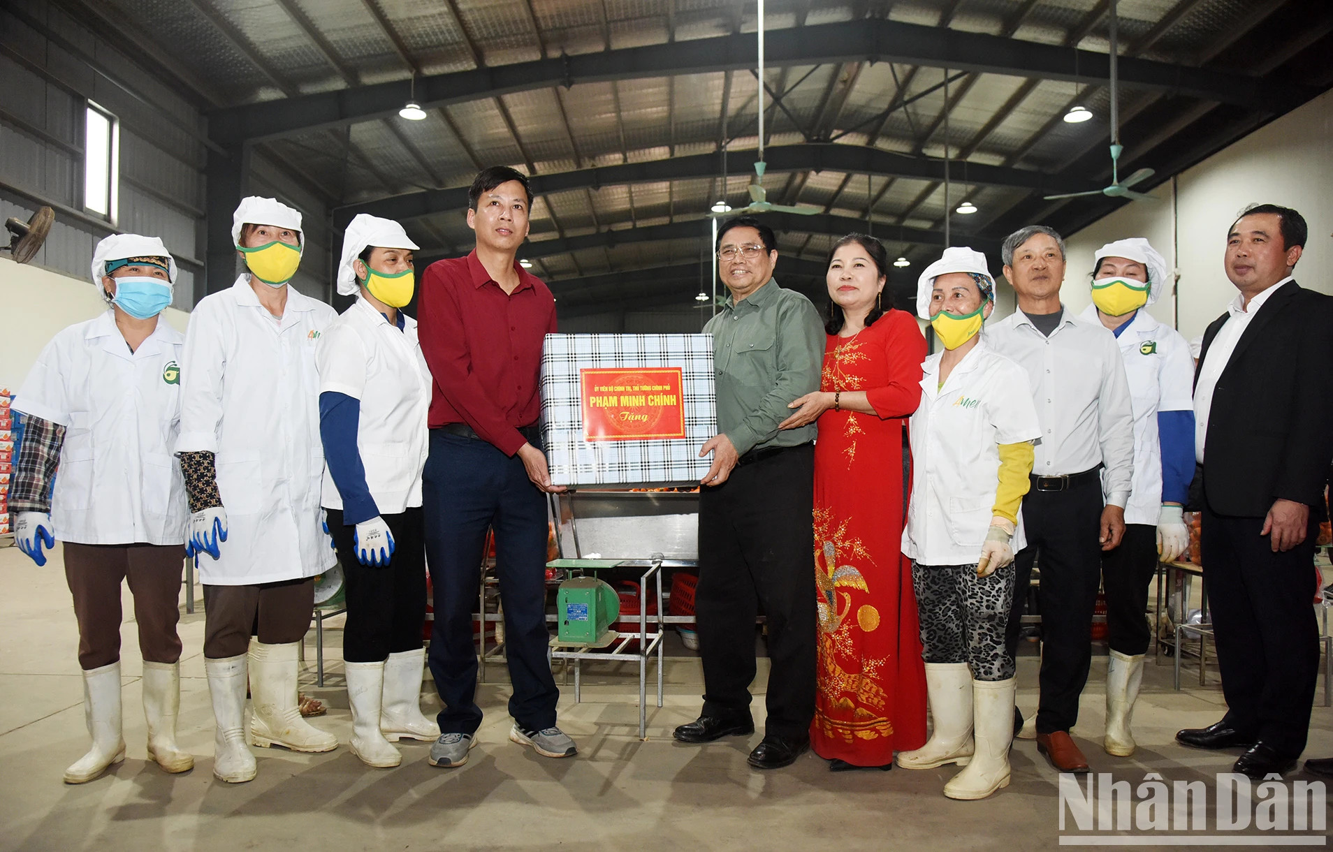 范明正总理向德正合作社农民赠送新春礼物。 范明正总理向德正合作社农民赠送新春礼物。