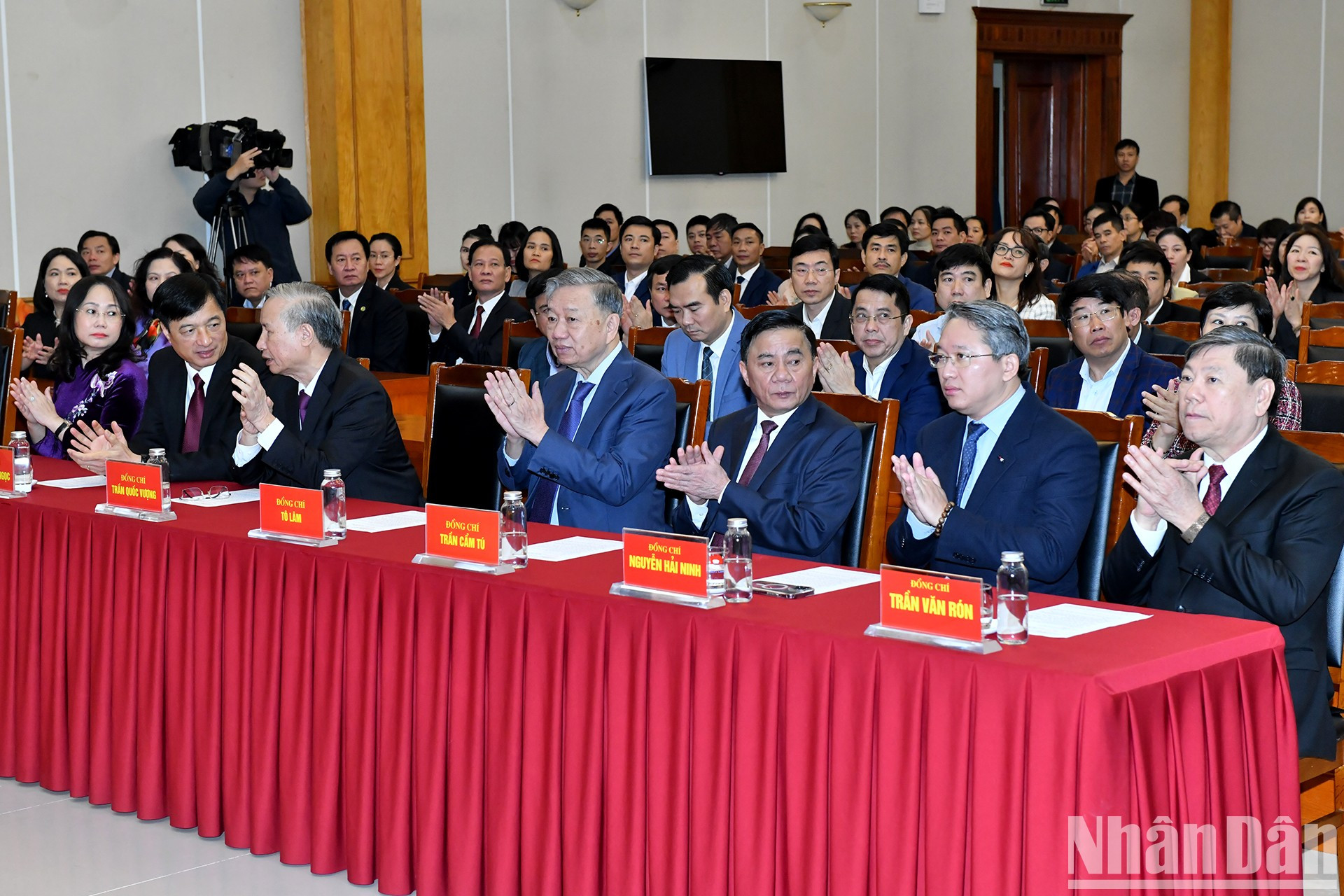 苏林总书记以及各位代表出席仪式。