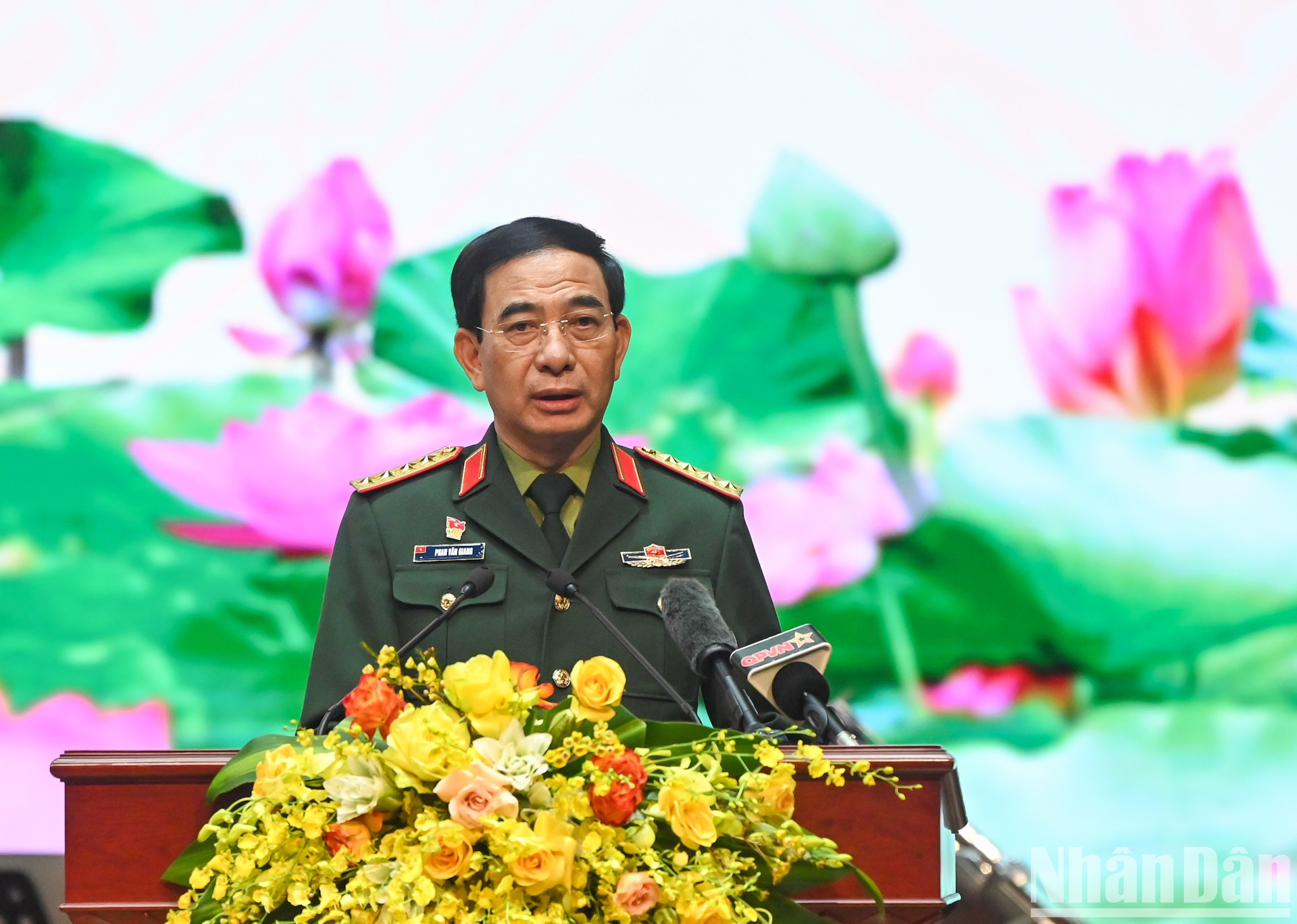 越南国防部部长潘文江大将在会上发表讲话。