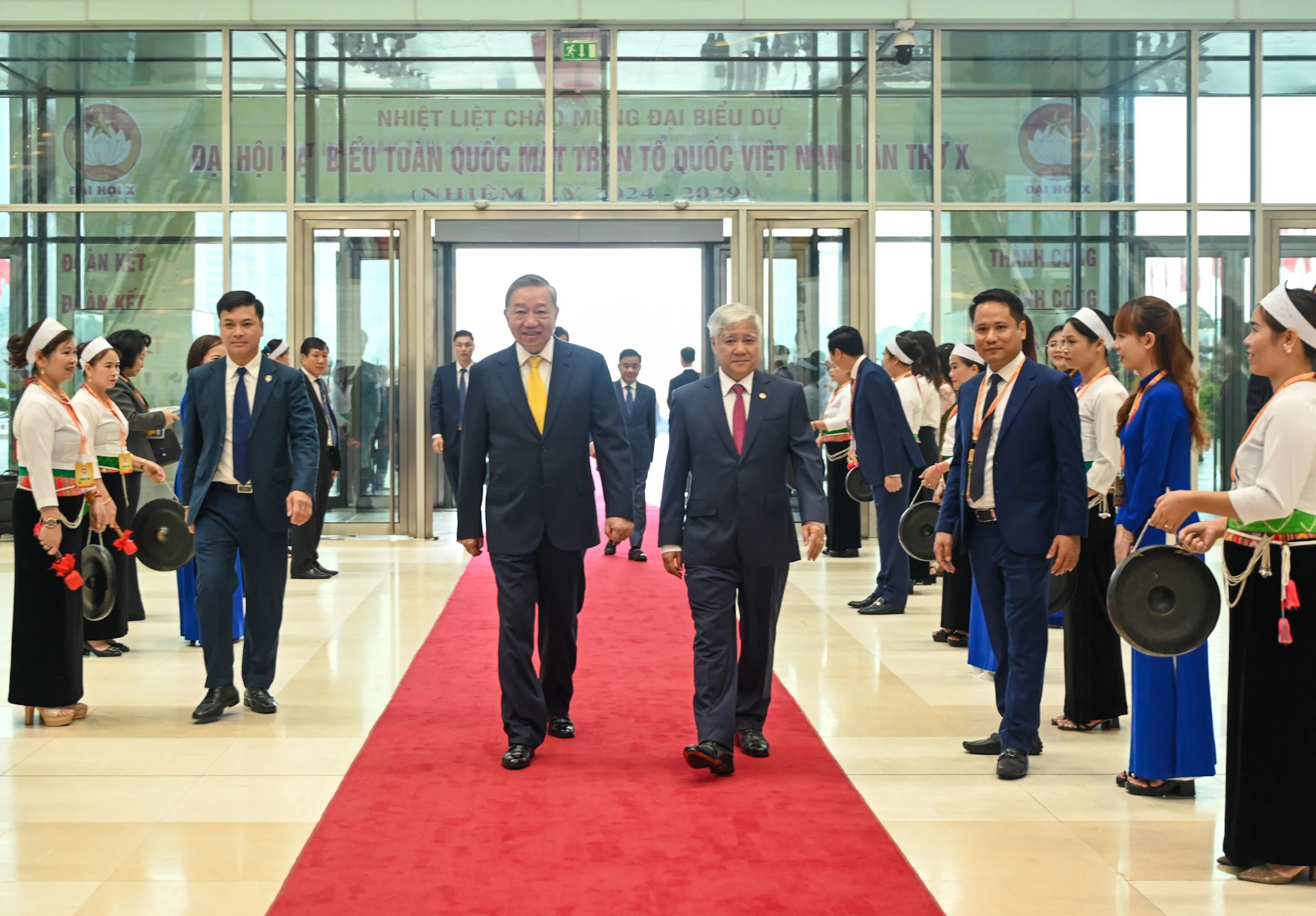 苏林总书记、国家主席出席大会。