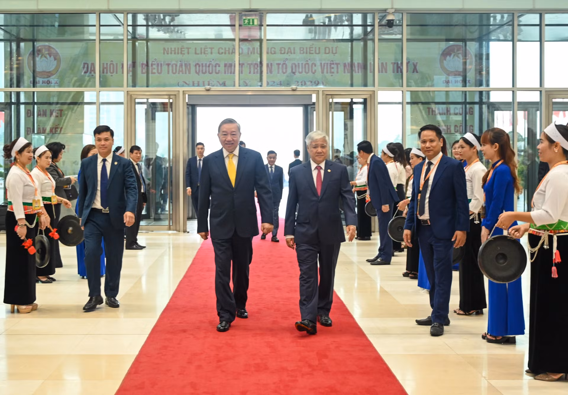 苏林总书记、国家主席出席大会。